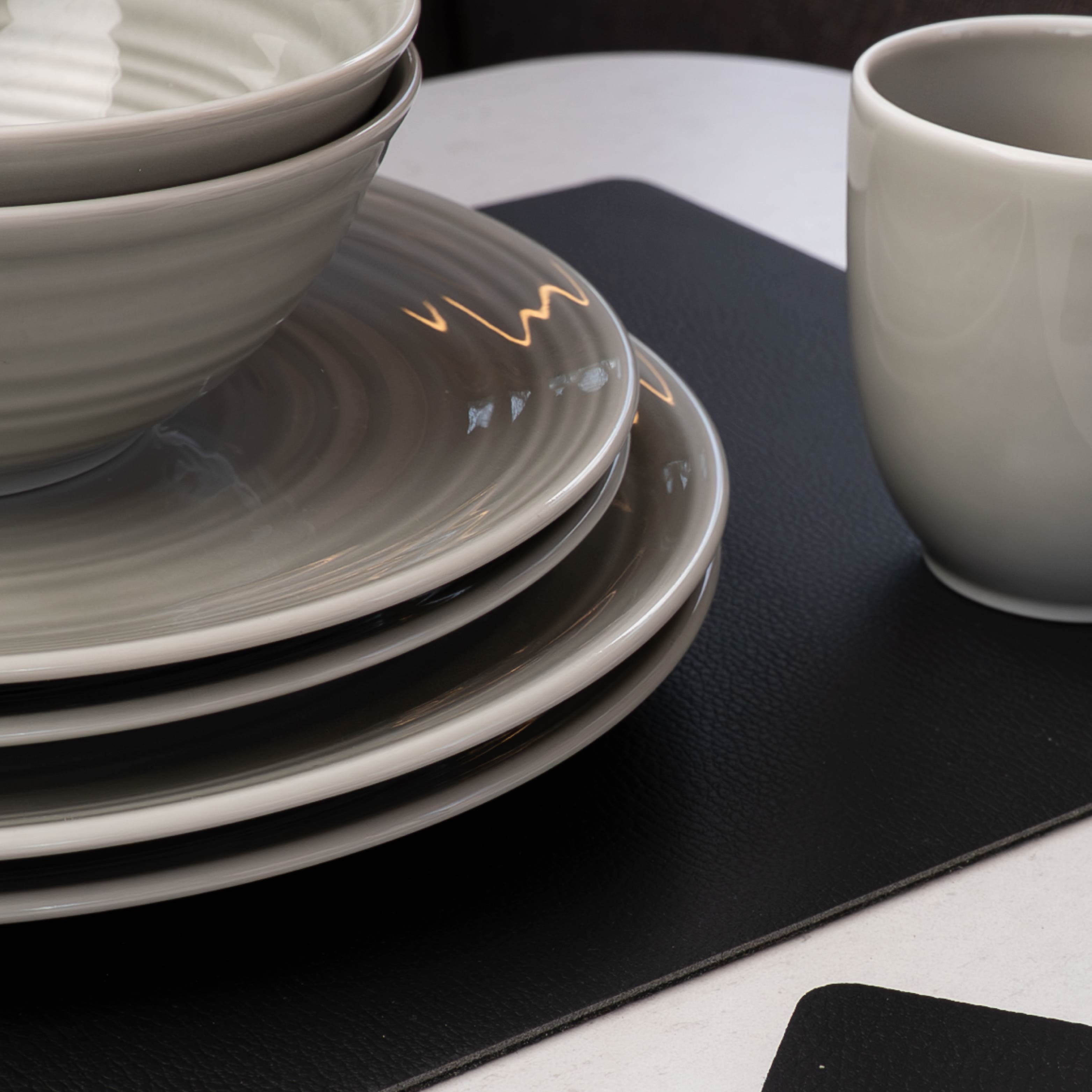 Magnetic porcelain Plates ash on the mat