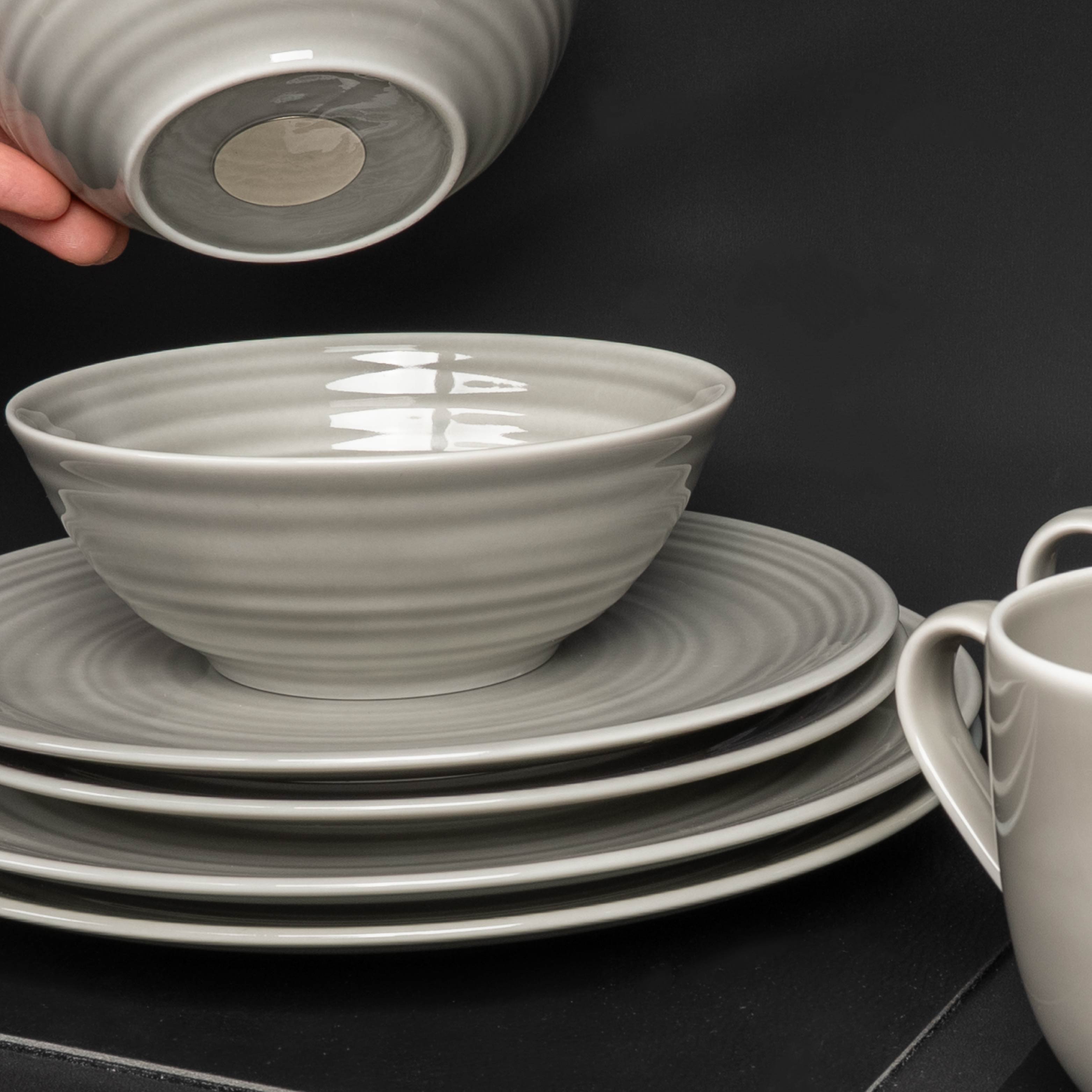 Magnetic porcelain Plates ash stacked on the mat
