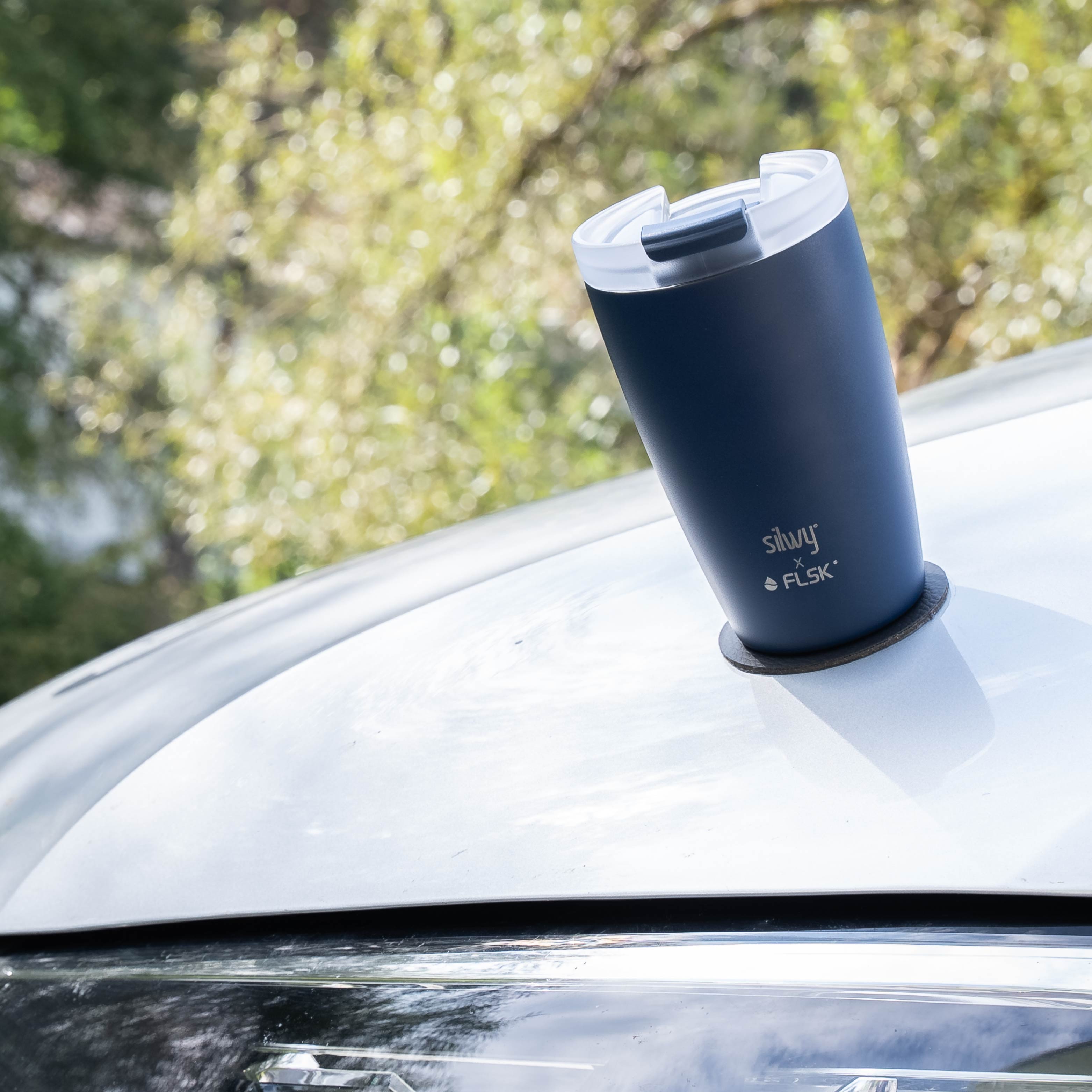The silwy x FLSK Thermocup in the color midnight on the round Metal-Nano-Gel-Pad 