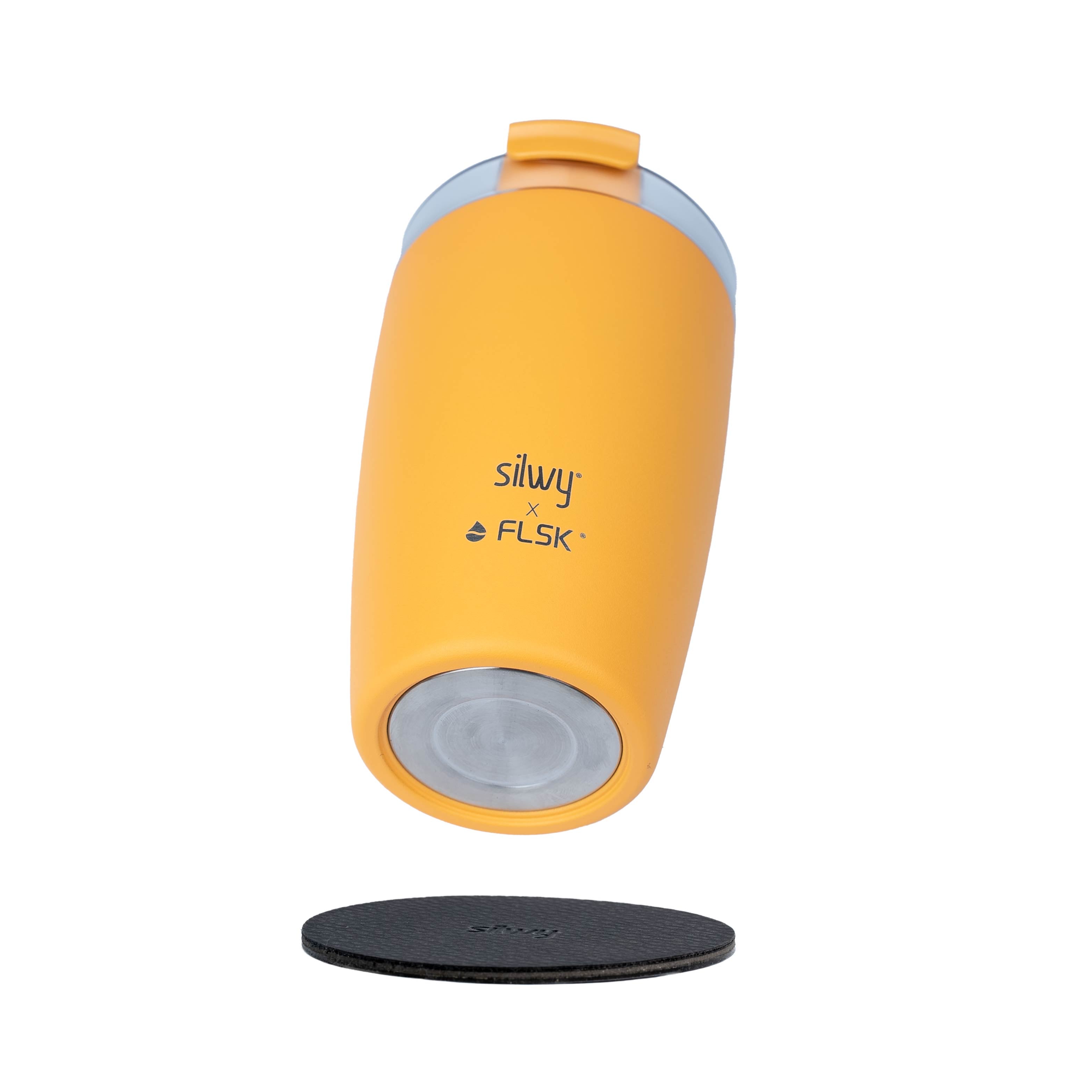 The silwy x FLSK Thermocup in the color sunrise with the integrated magnet in the base and the round Metal-Nano-Gel-Pad