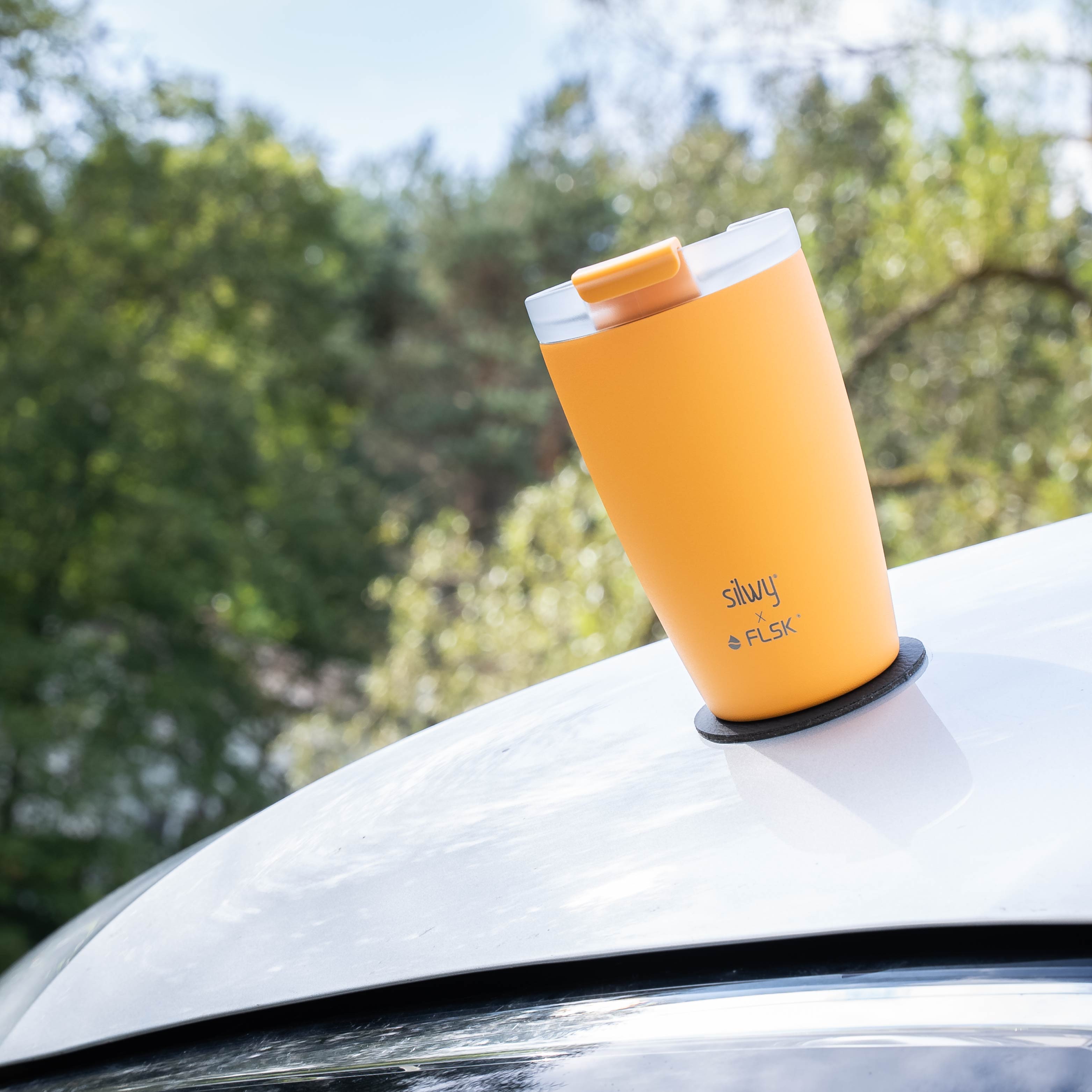 The silwy x FLSK Thermocup in the color sunrise with the round Metal-Nano-Gel-Pad