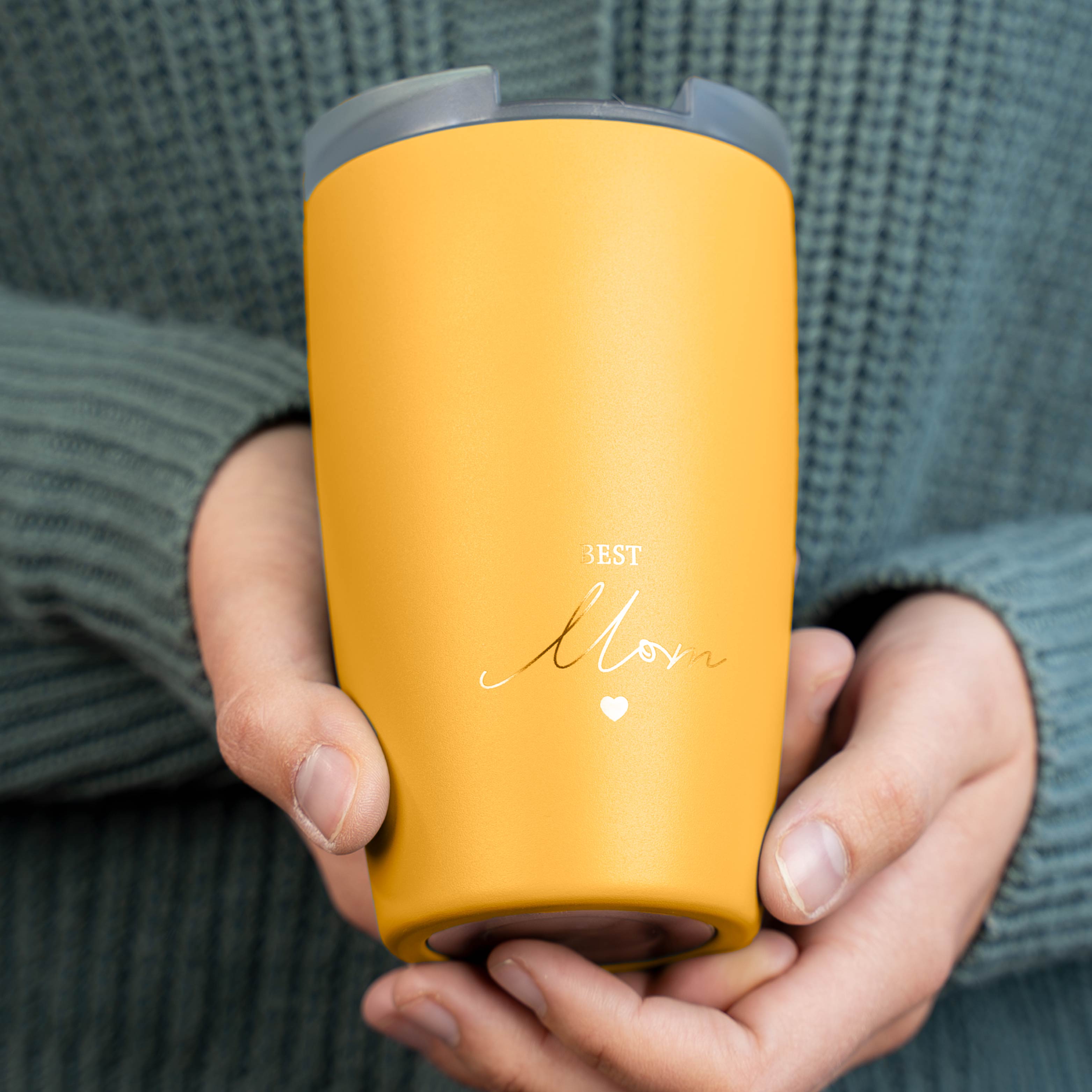 BEST MOM SUNRISE Thermocup, held in hands