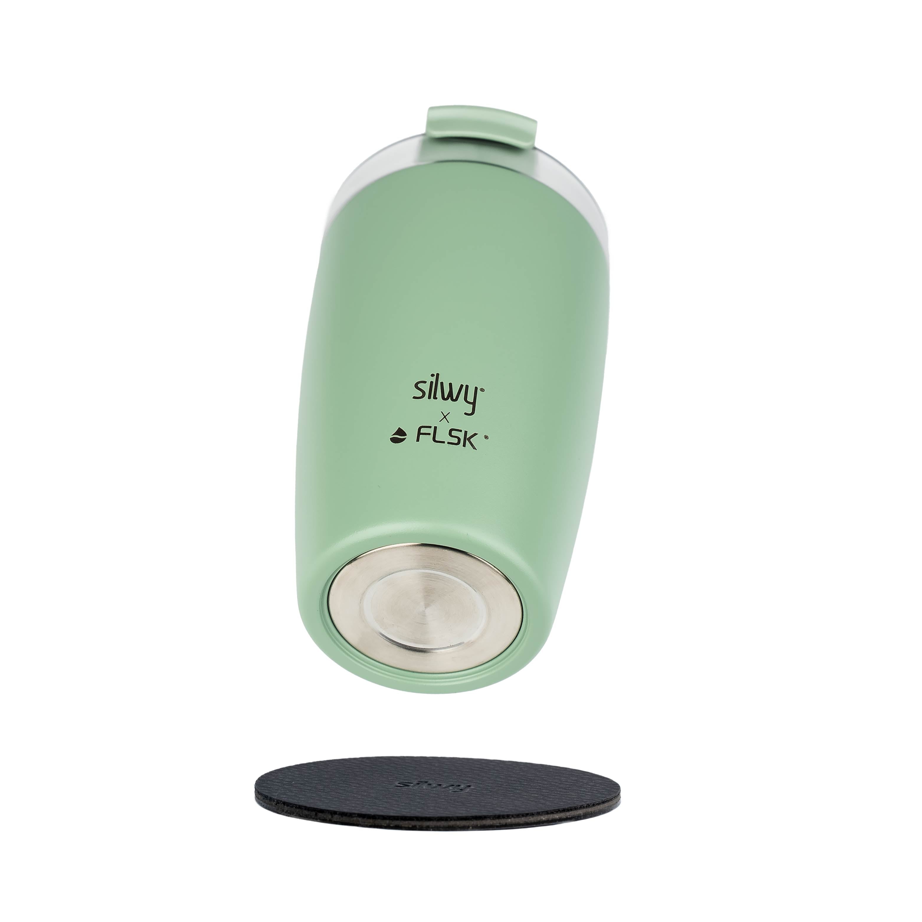 The silwy x FLSK Thermocup in the color sage with integrated magnet in the base and the round Metal-Nano-Gel-Pad 