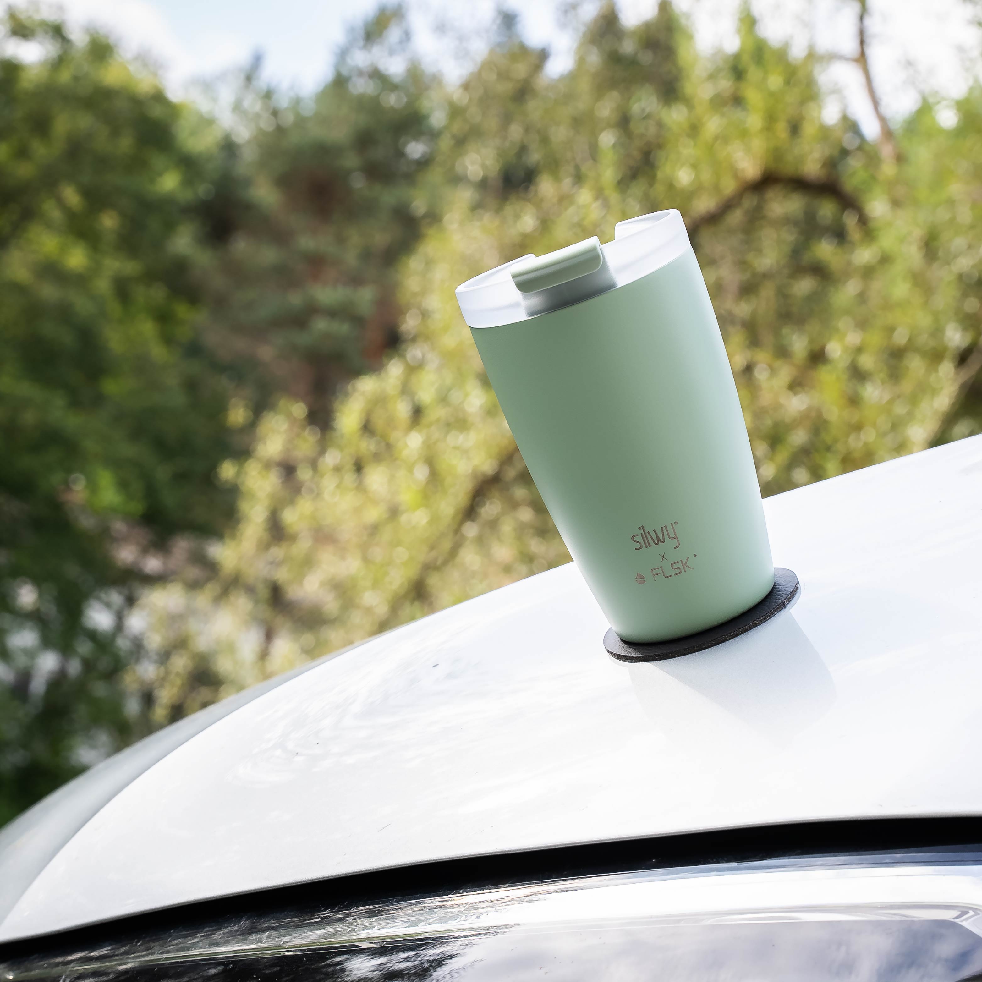 The silwy x FLSK Thermocup in the color sage with the round Metal-Nano-Gel-Pad 
