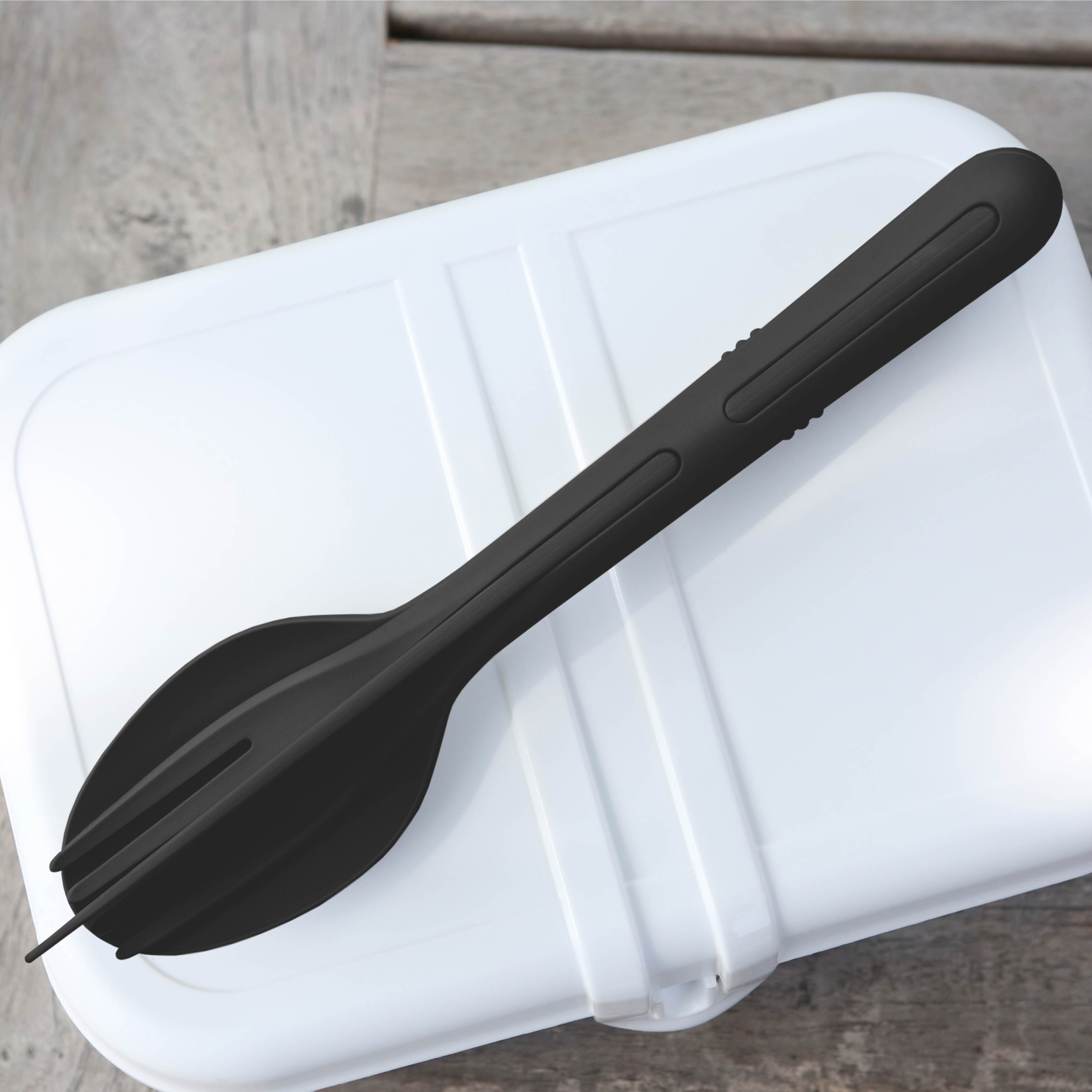 Cutlery on lunch box