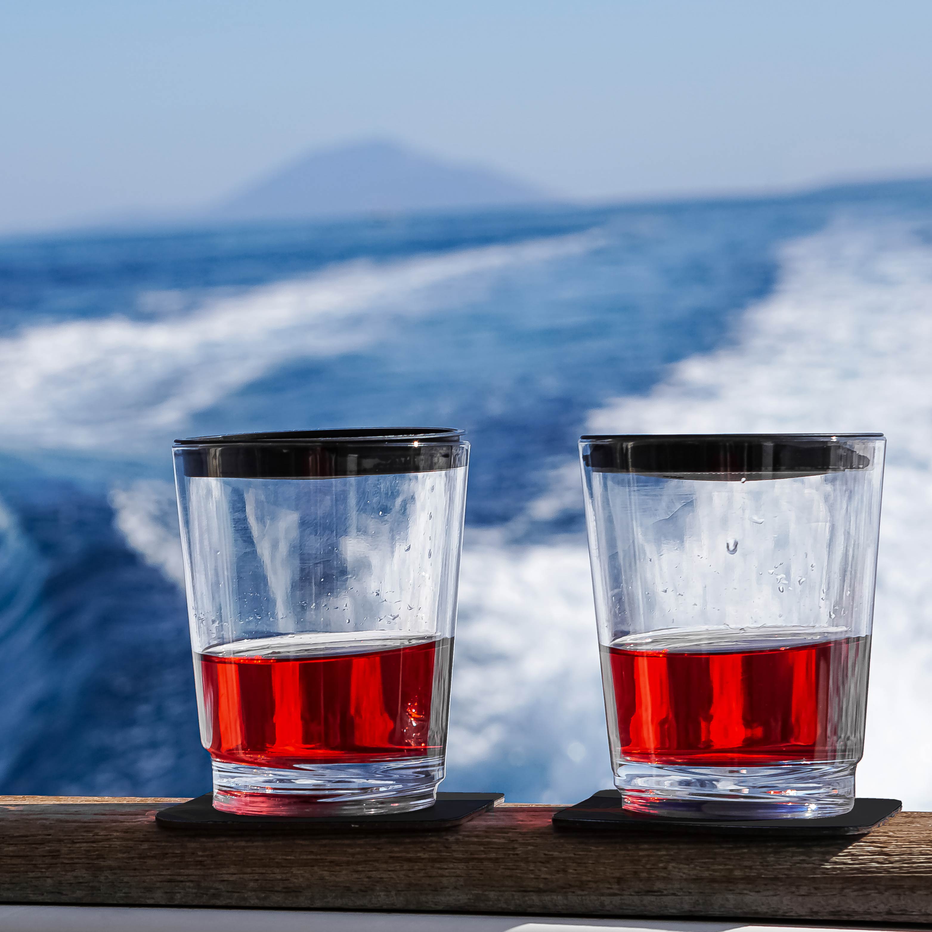 Two cups with lid railing 