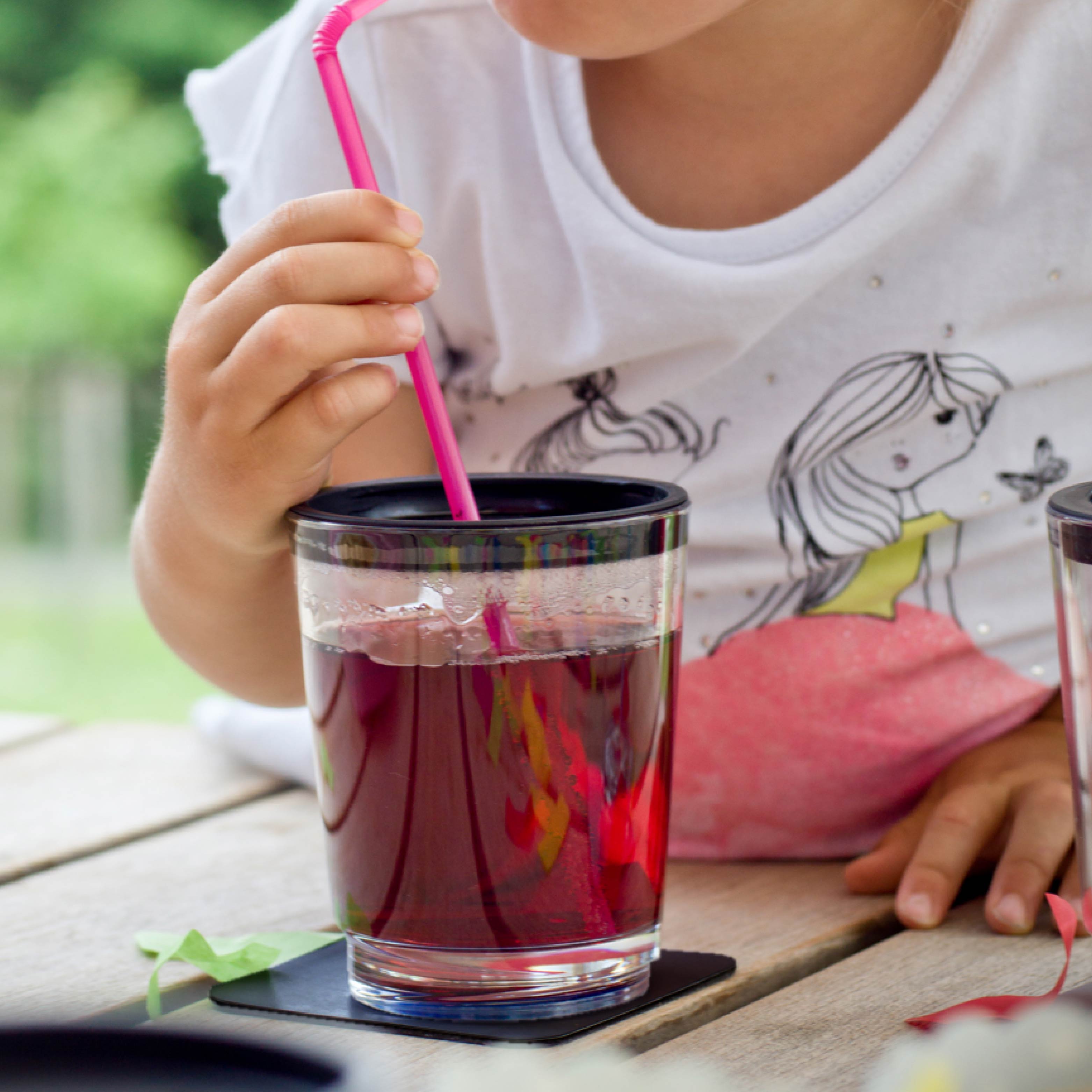 filled Magnetic drinking cup Triple classic with straw on the accompanying Metal-Nano-Gel-Pad 