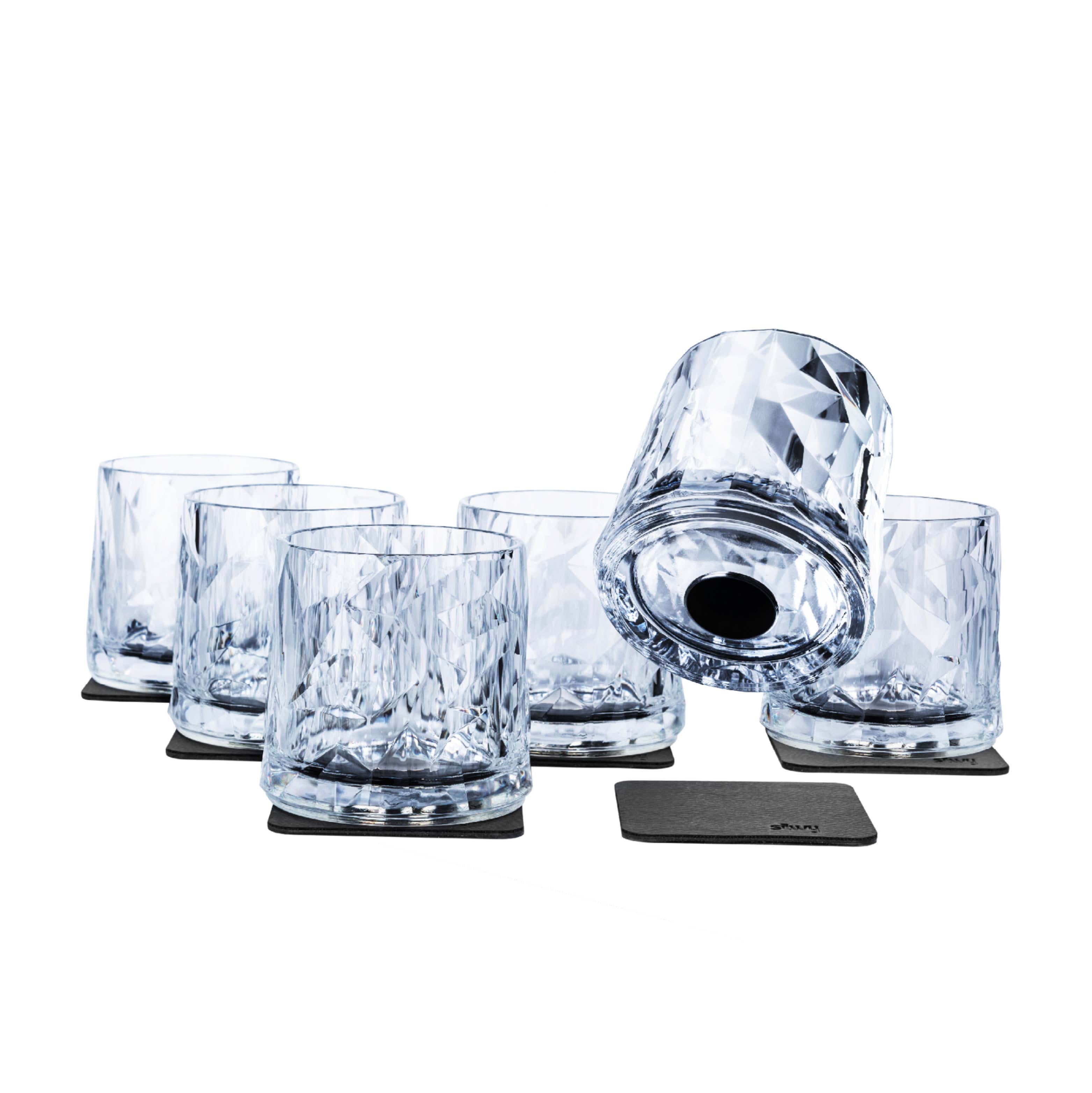Crop Magnetic plastic glasses tumbler on the pads 