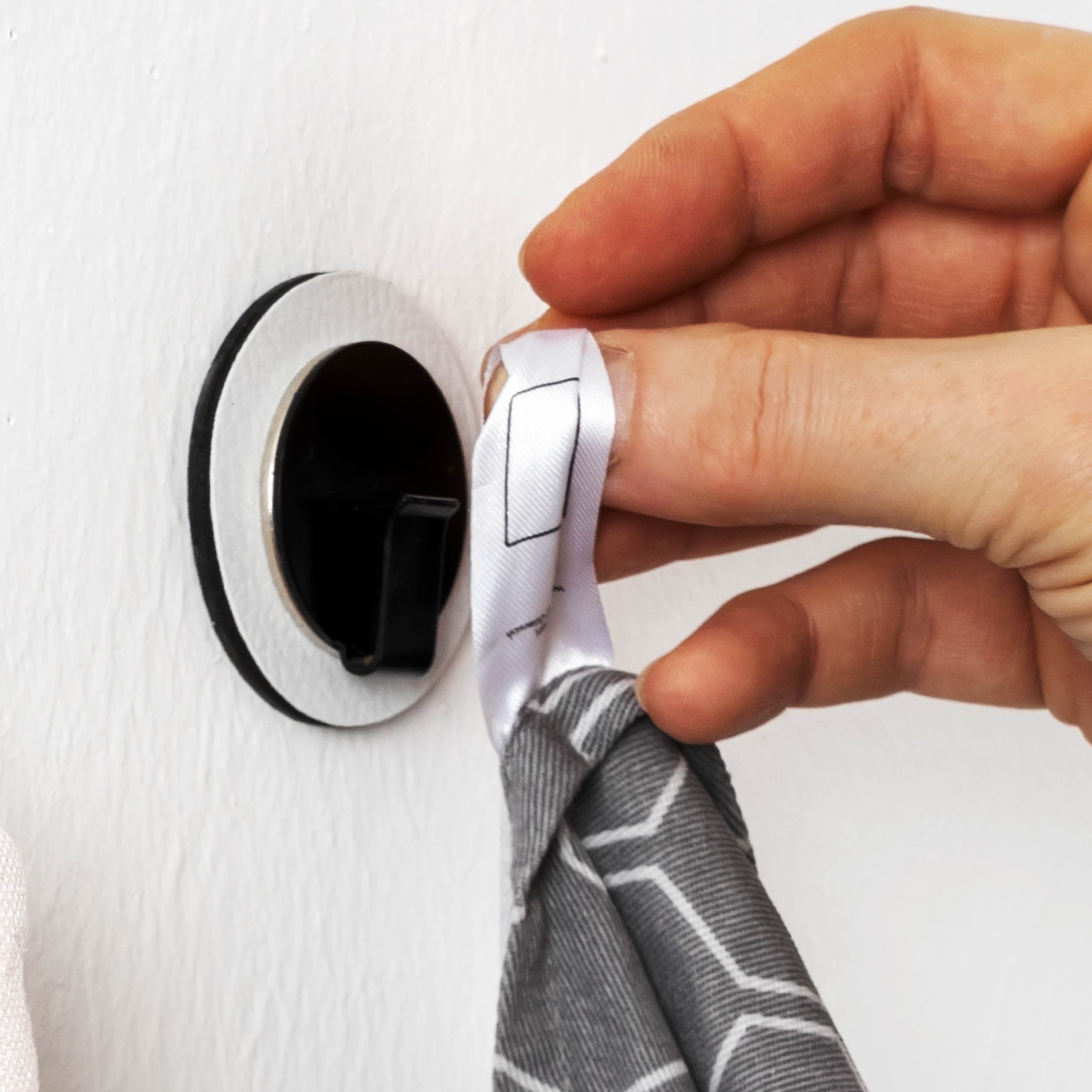 Use case: Dish towel is fixed in place by hook Clever in combination with the pad