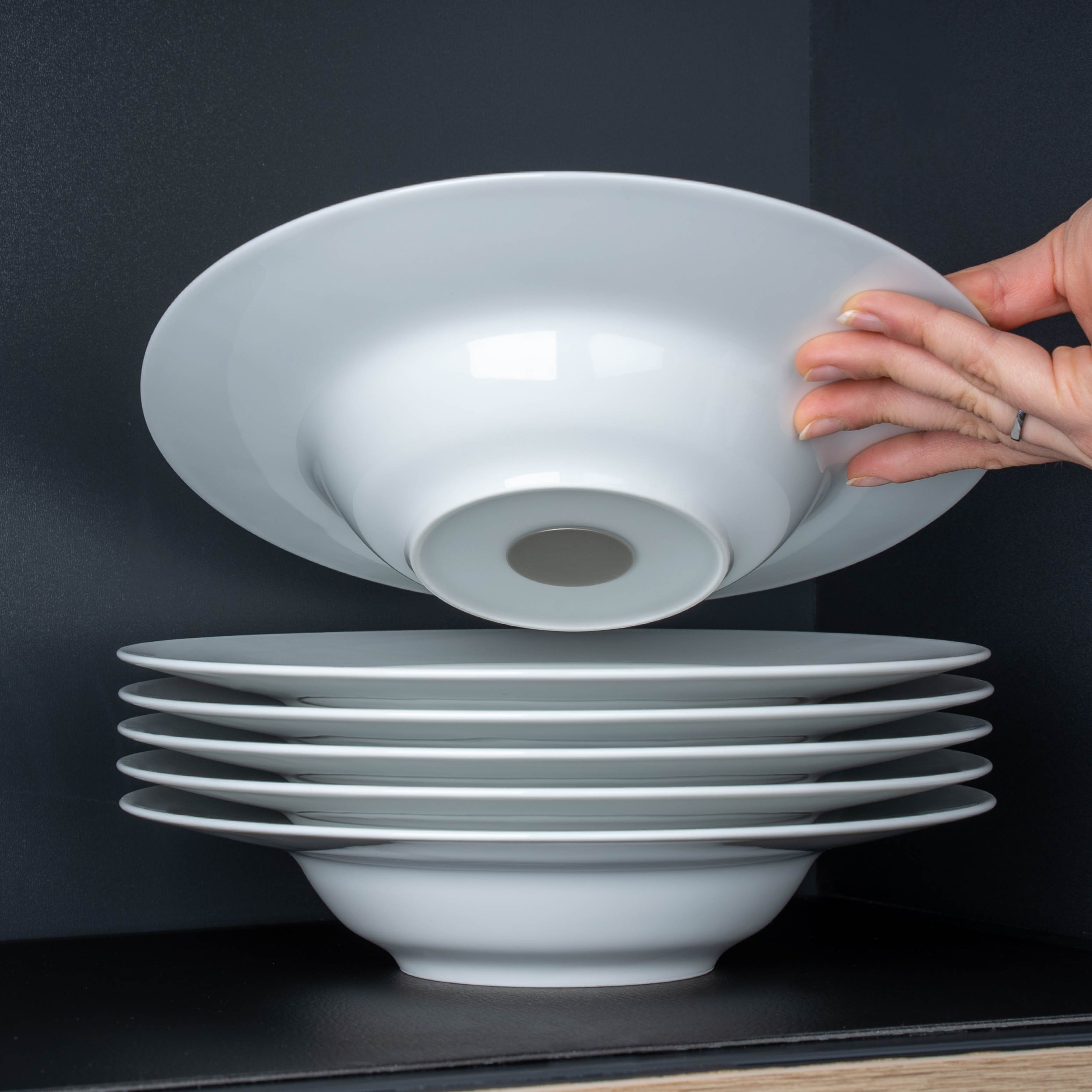 Magner porcelain gourmet plate with integrated magnet in the base stacked on a metal mat 