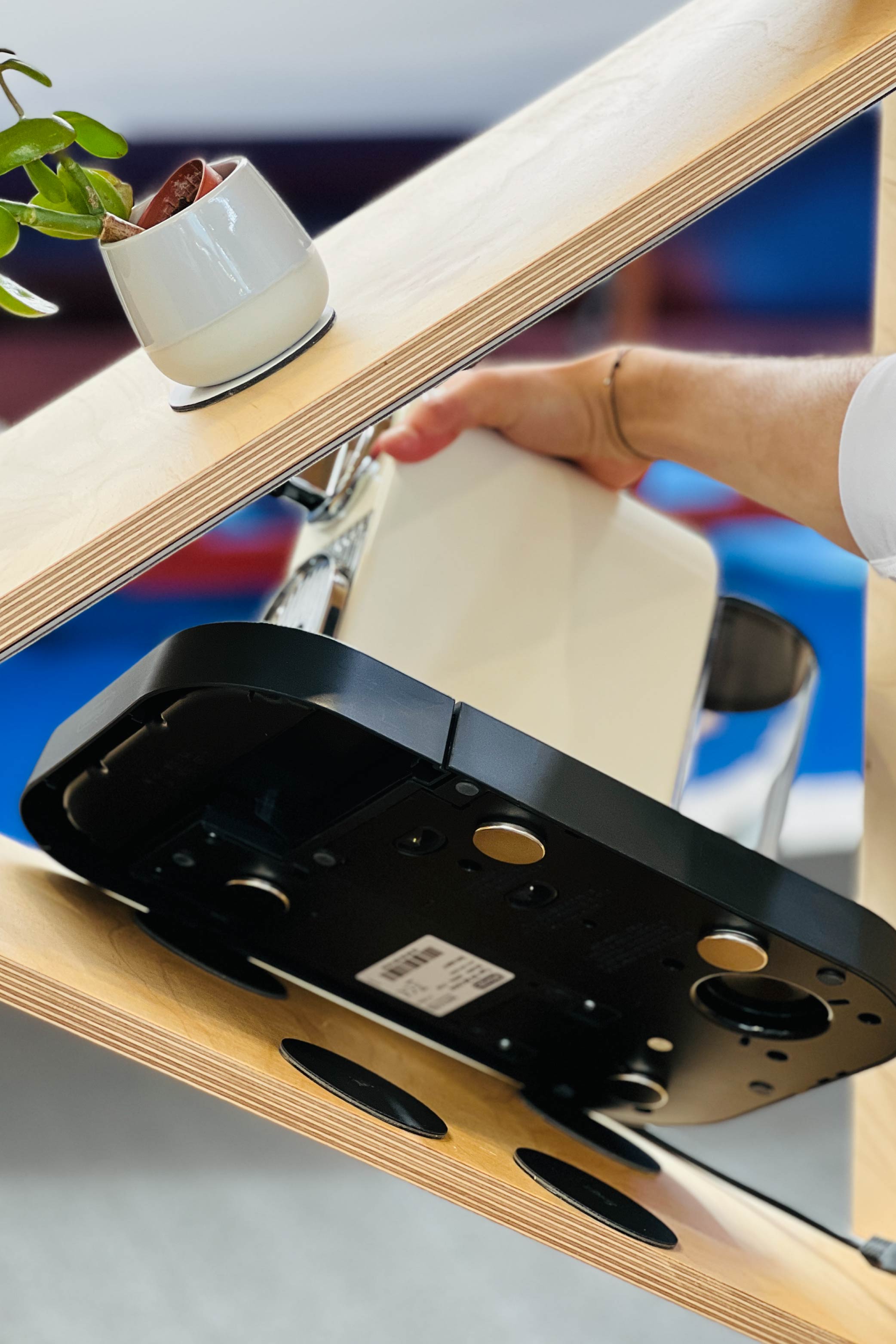 Coffee machine with magnets that are fixed to the pods 