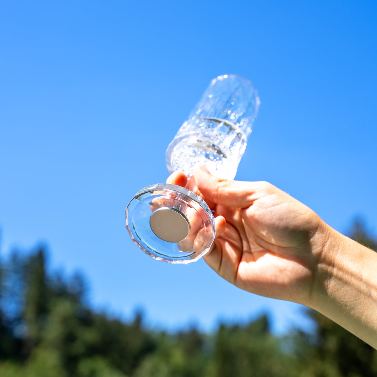 Magnetic plastic glass champagne with integrated magnet 