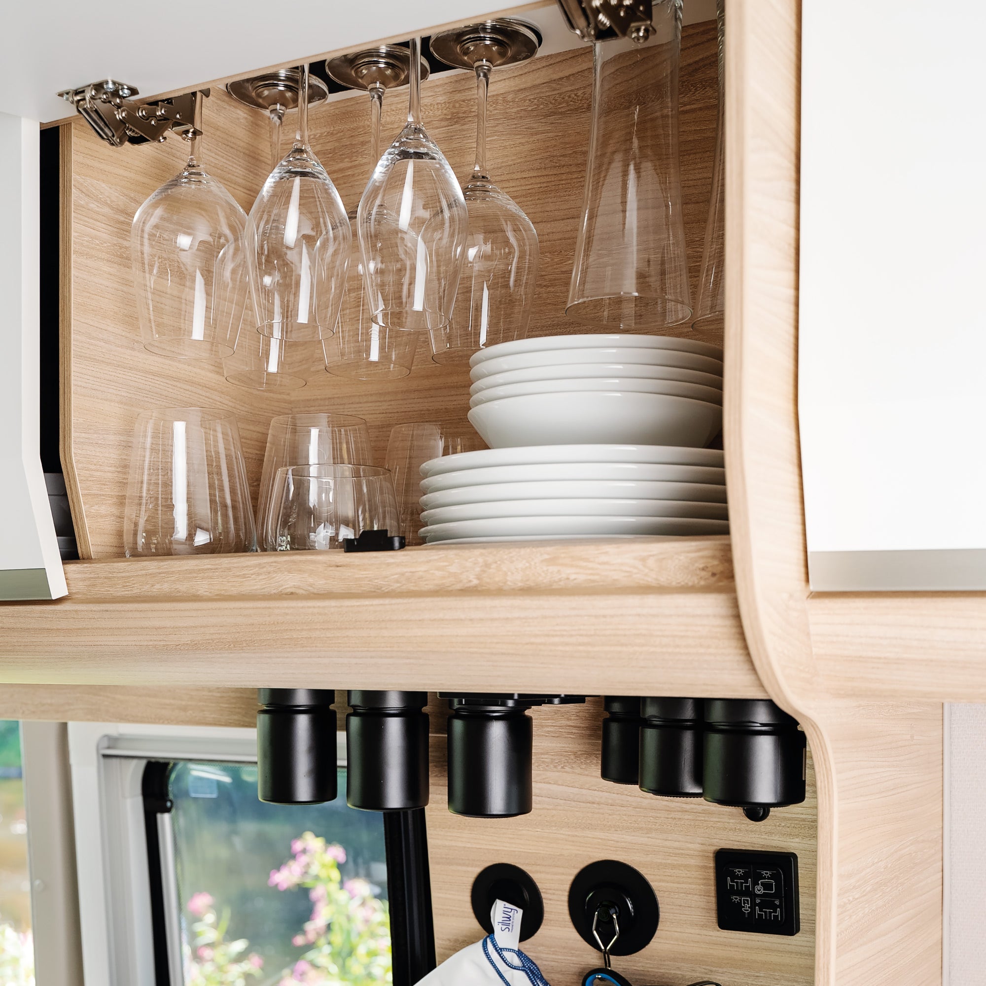 Maximum use of space with crystal glass and porcelain collection
