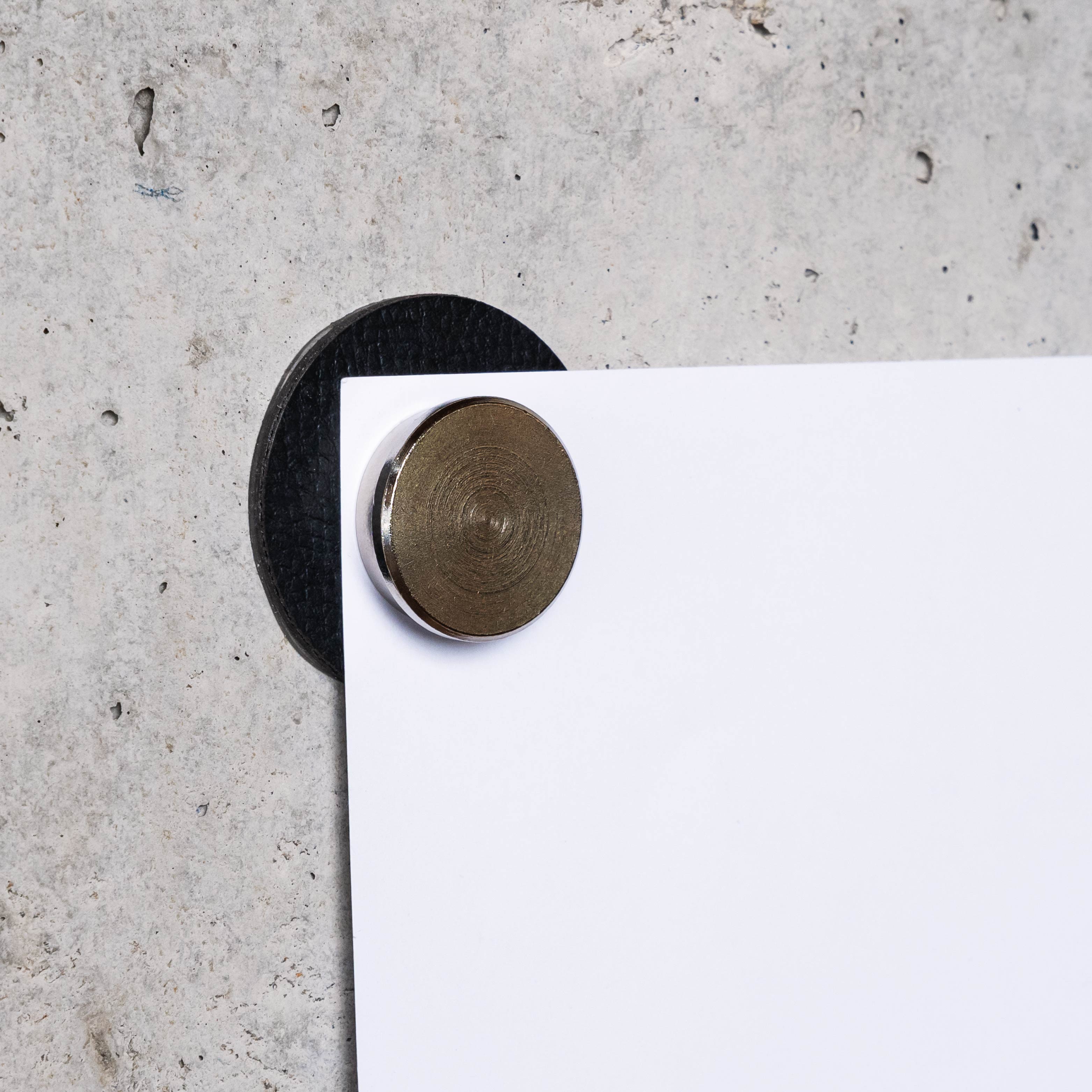 Smart magnetic pin fixes a poster in combination with a pad