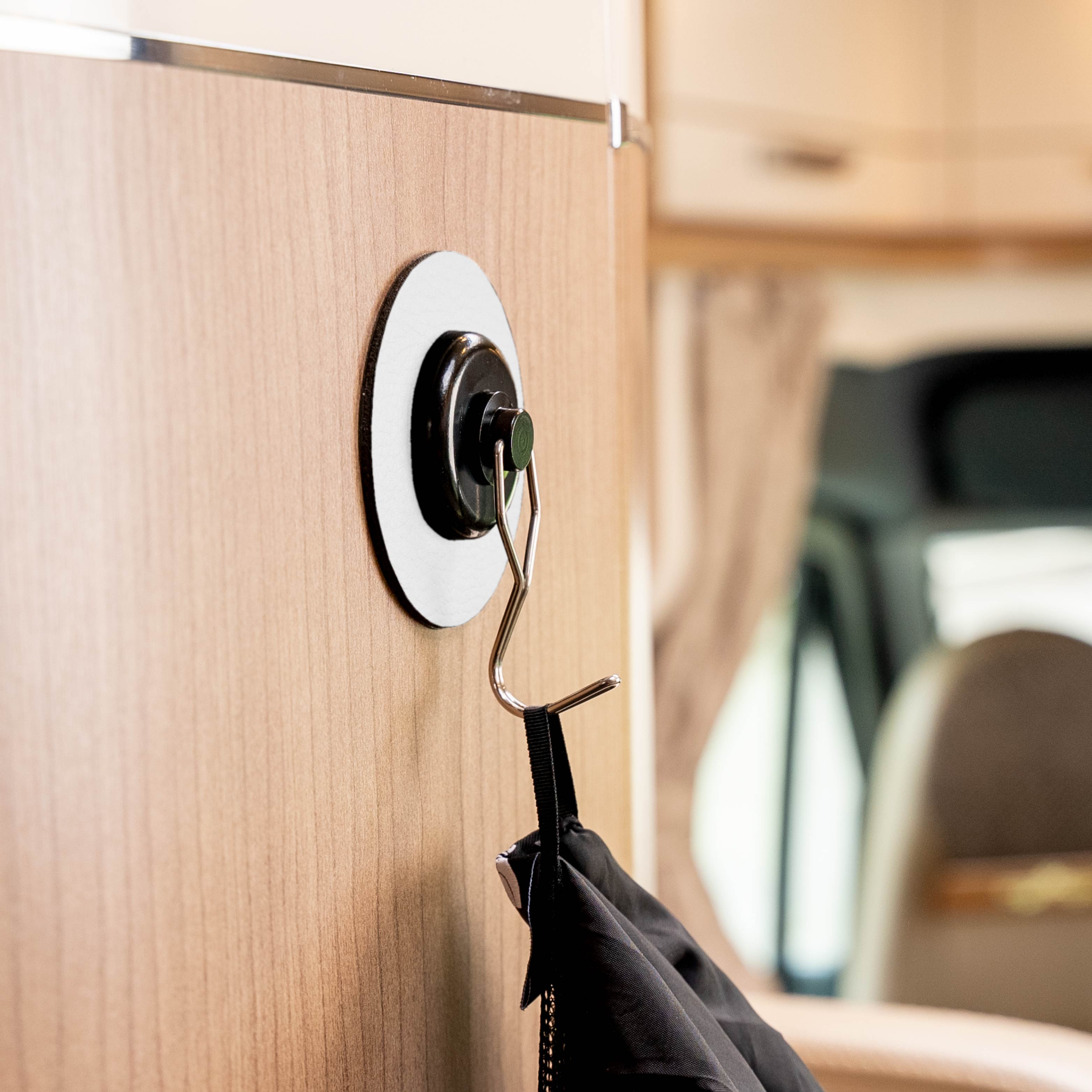 Use in the camper: jacket fixed to the pad with hooks