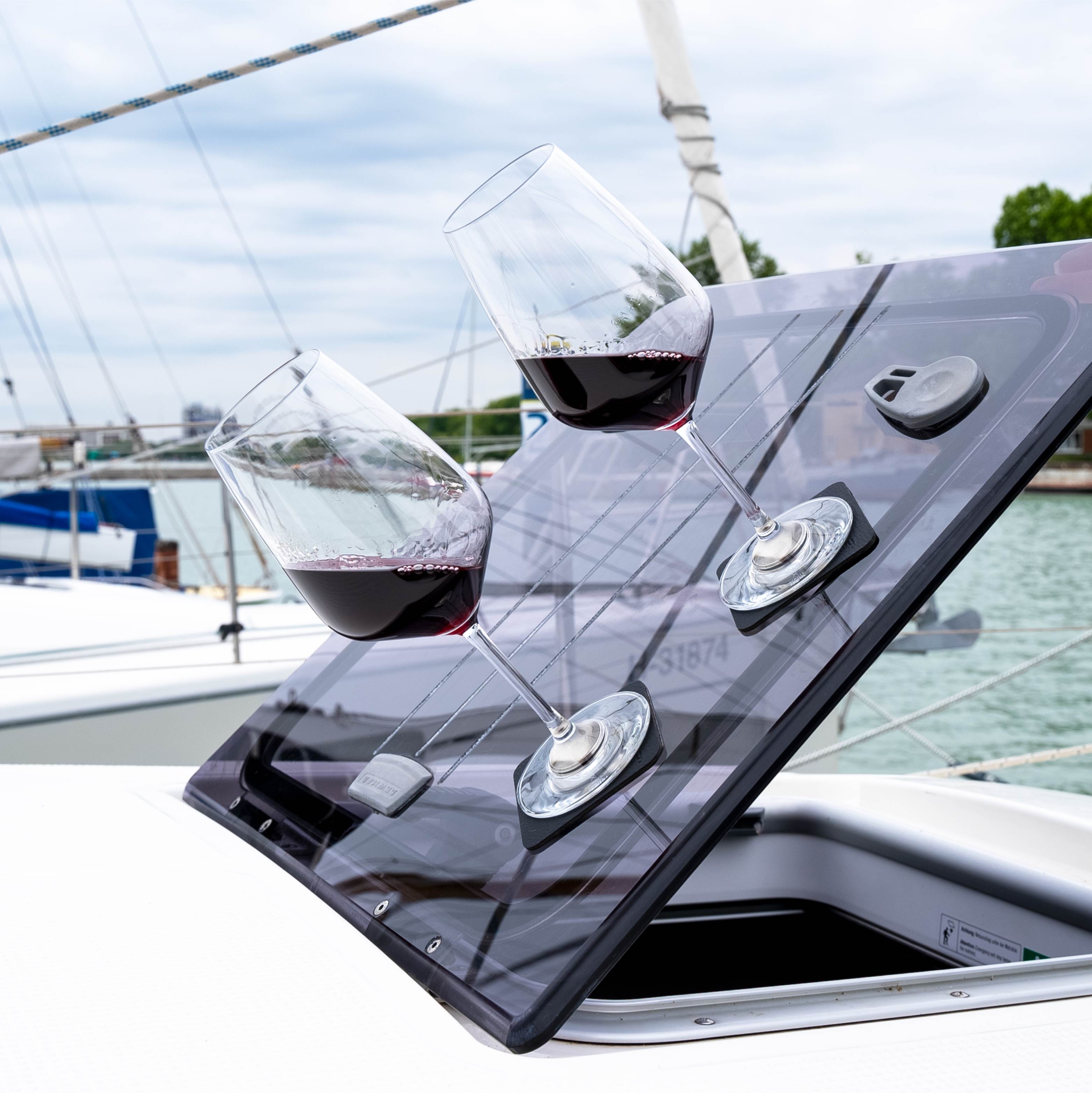 Magnetic crystal glasses wine Bordeaux, are fixed by pads in inclined position on a boat