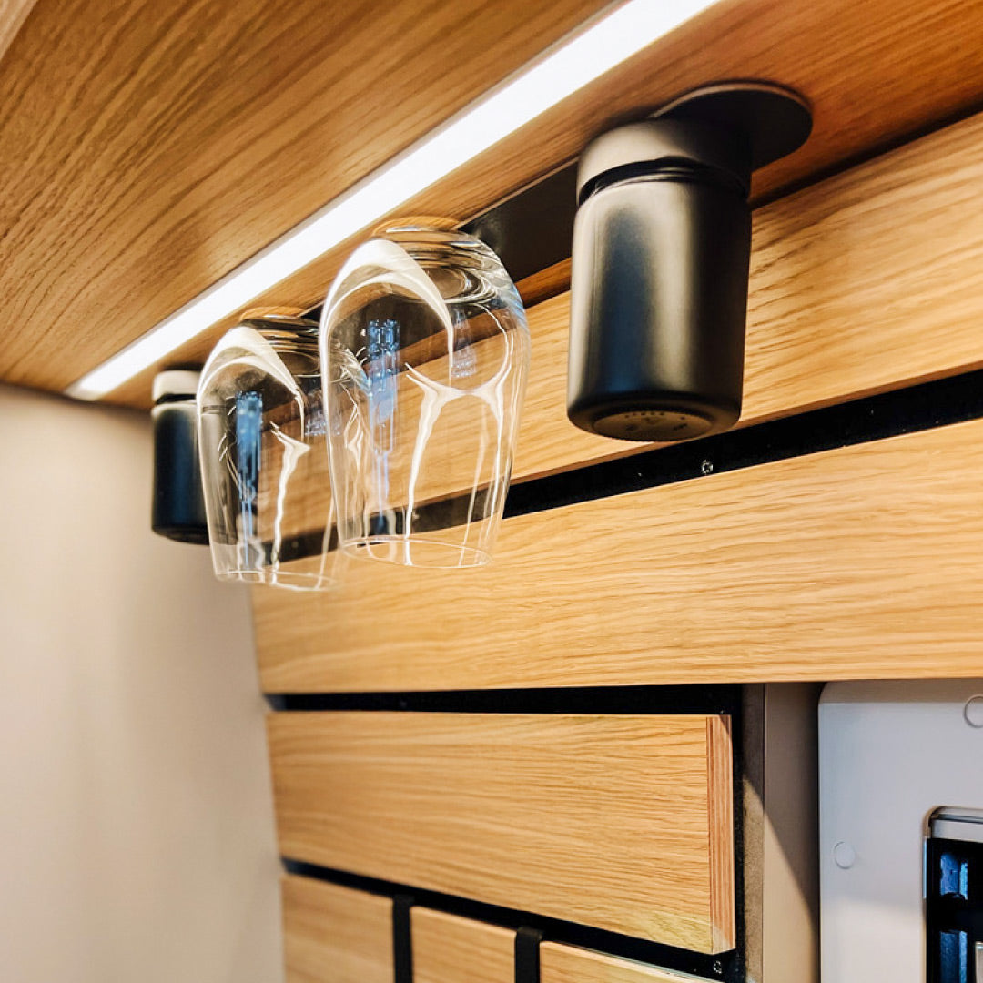 Vasos magnéticos de cristal y Tarros de delicatessen magnéticos sobre una Tira metálica al revés