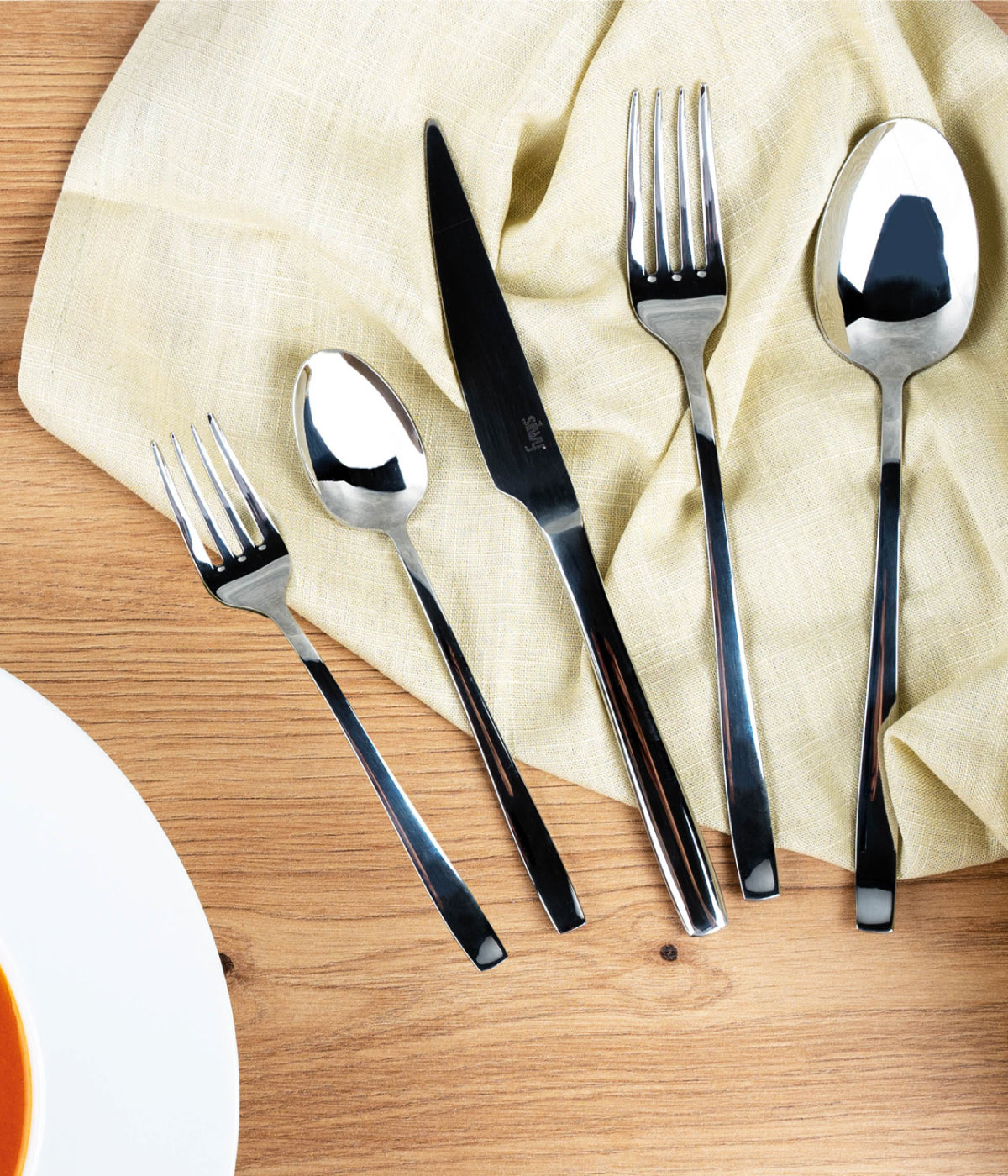 Cubiertos(cuchillo, tenedor, cuchara, tenedor pequeño, cuchara pequeña)