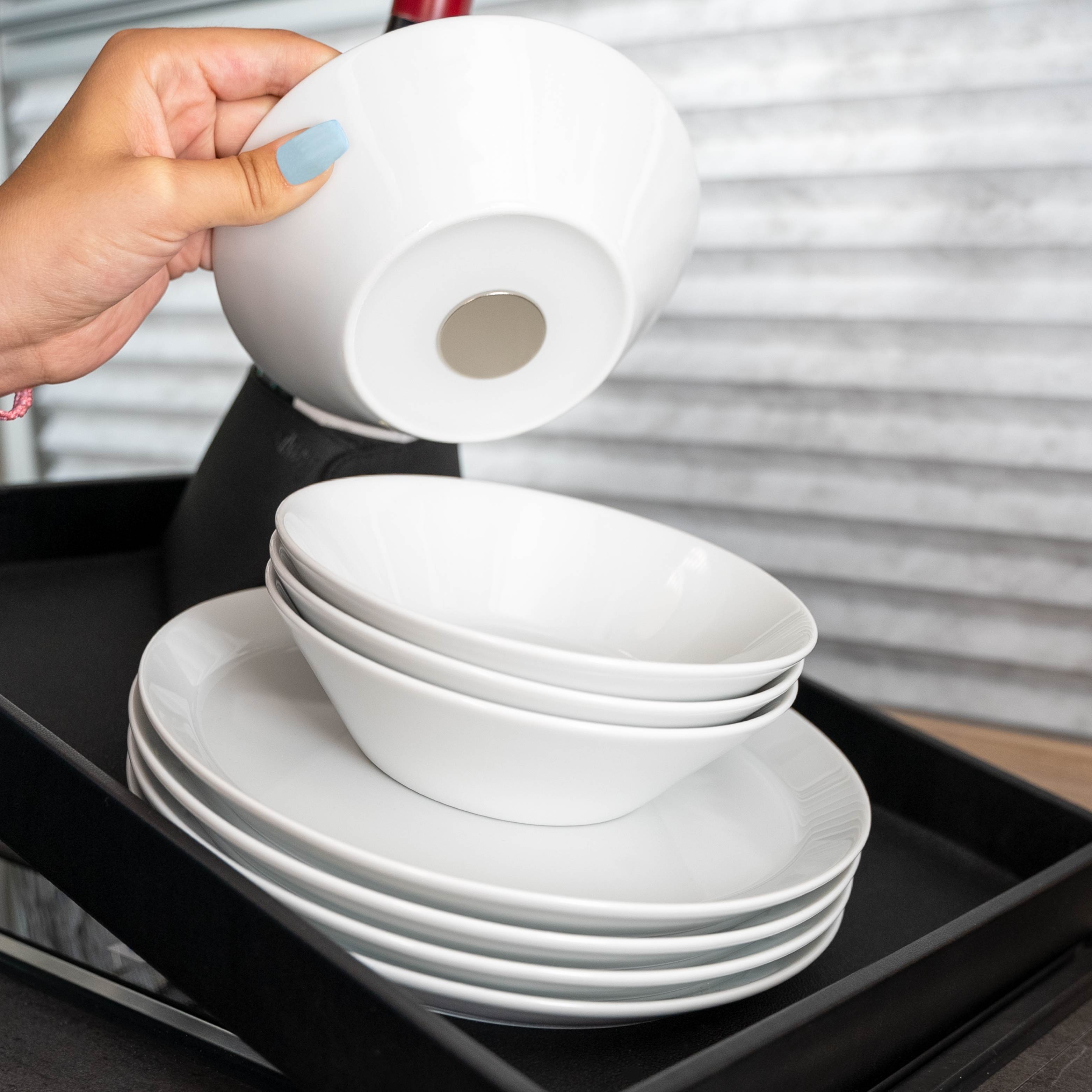Imán-porcelana Cuencos con imán en la base y Platos de porcelana magnéticos apilados sobre Bandeja metálica