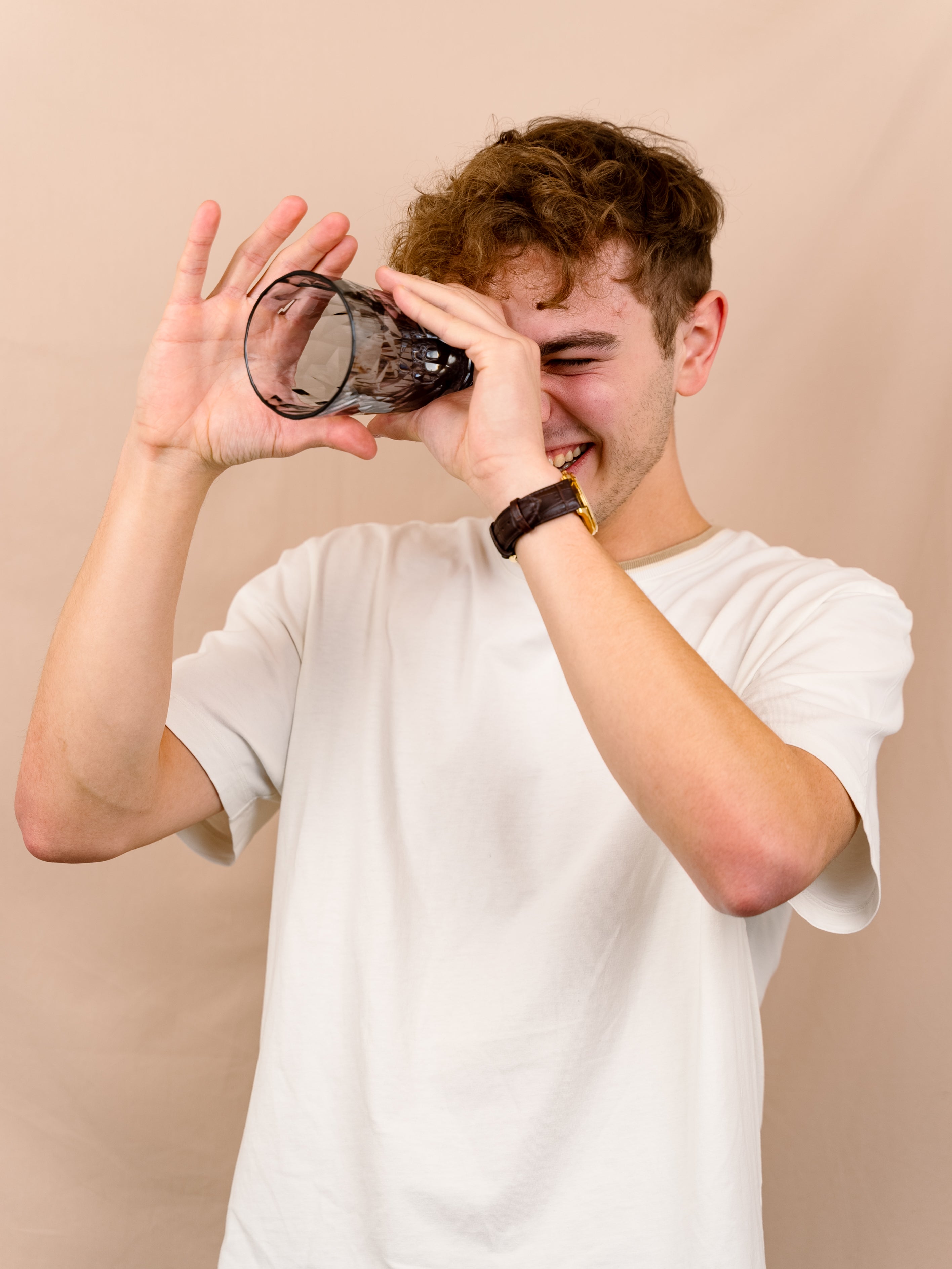 Empleado Felix con un Vaso magnético de plástico LONGDRINK GREY