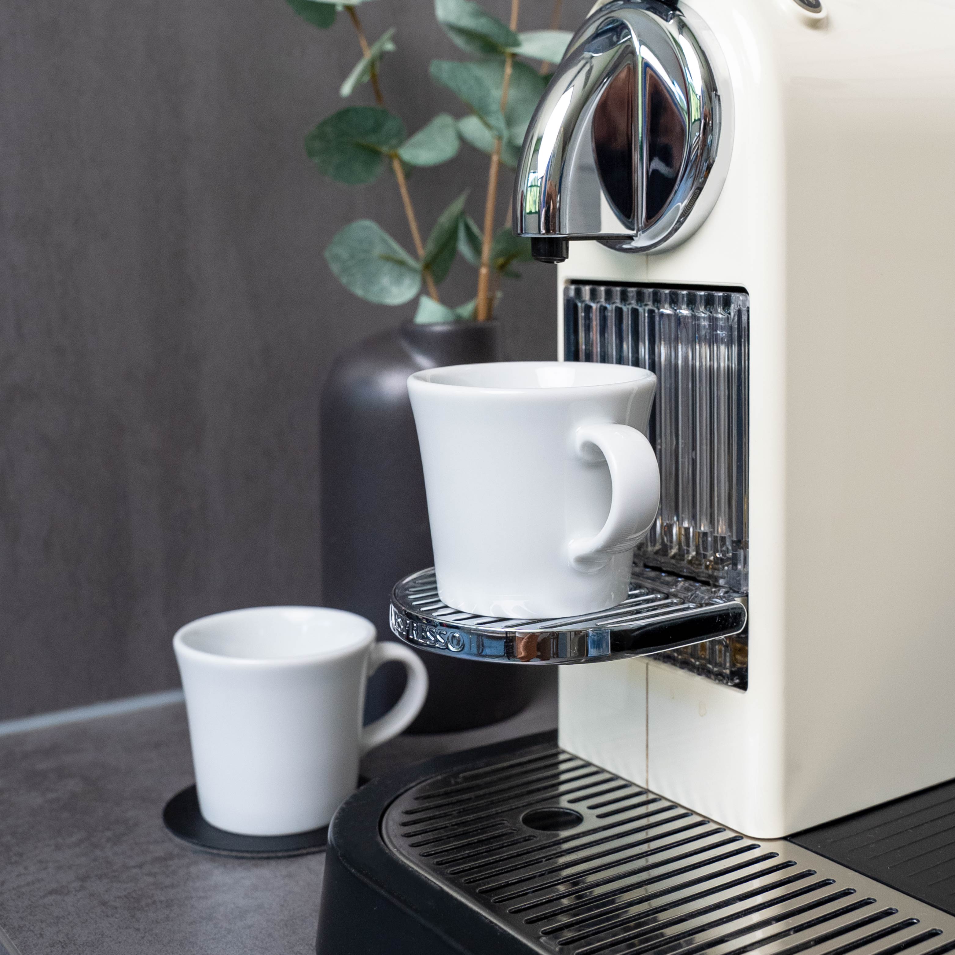 Demostración de que las tazas de espresso magnéticas y las máquinas Nespresso son compatibles