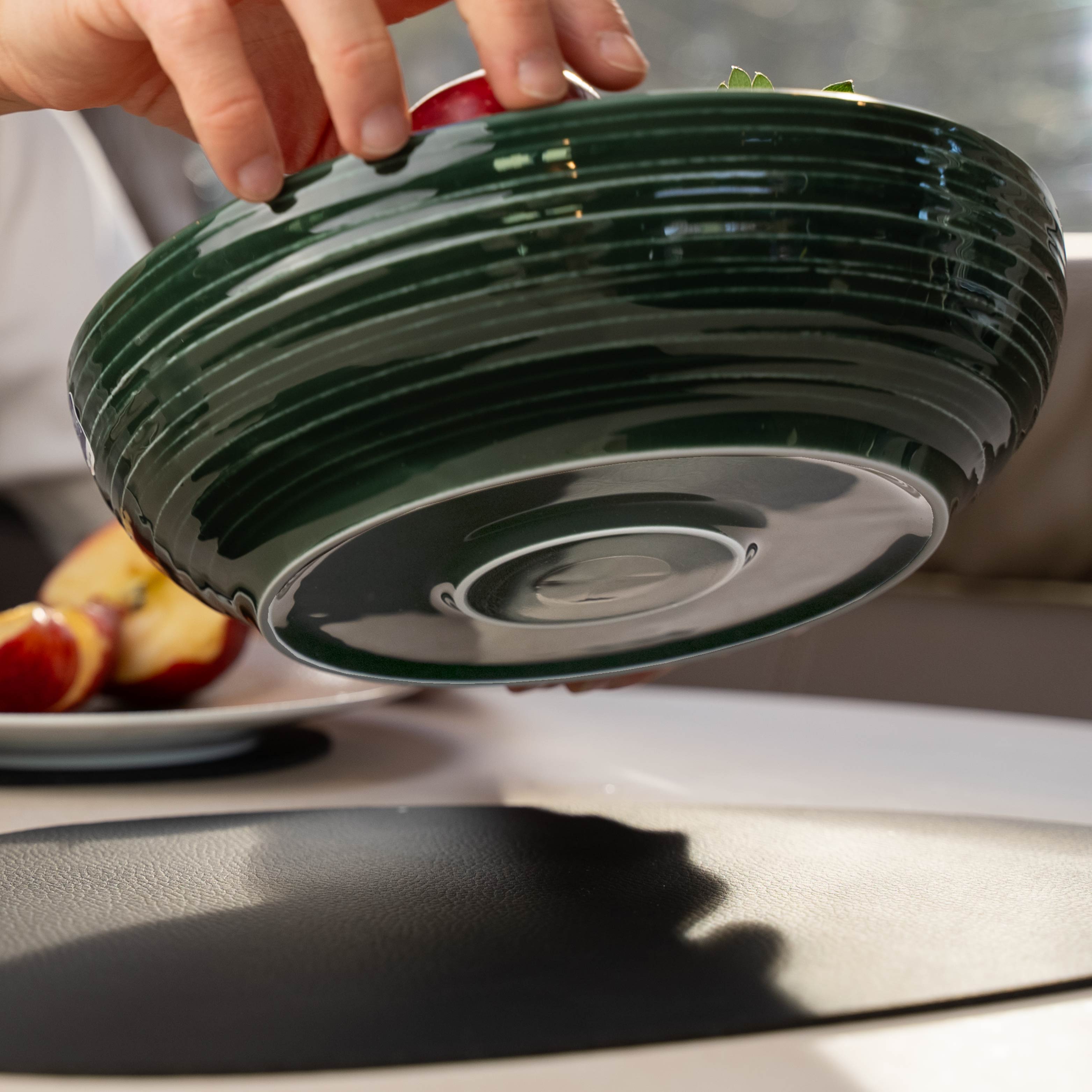 porcelana magnético de porcelana Green con imán integrado en la base y alfombrilla metálica en negro sobre la mesa 