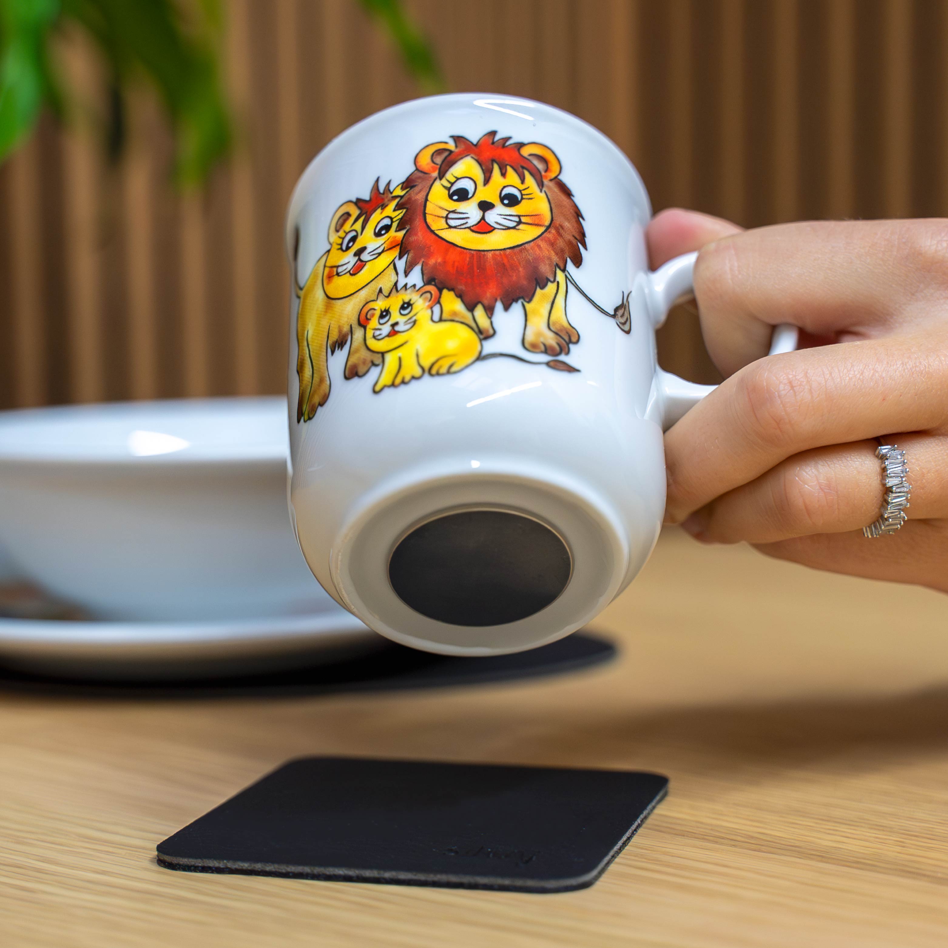 Primer plano de un imán en una taza de porcelana