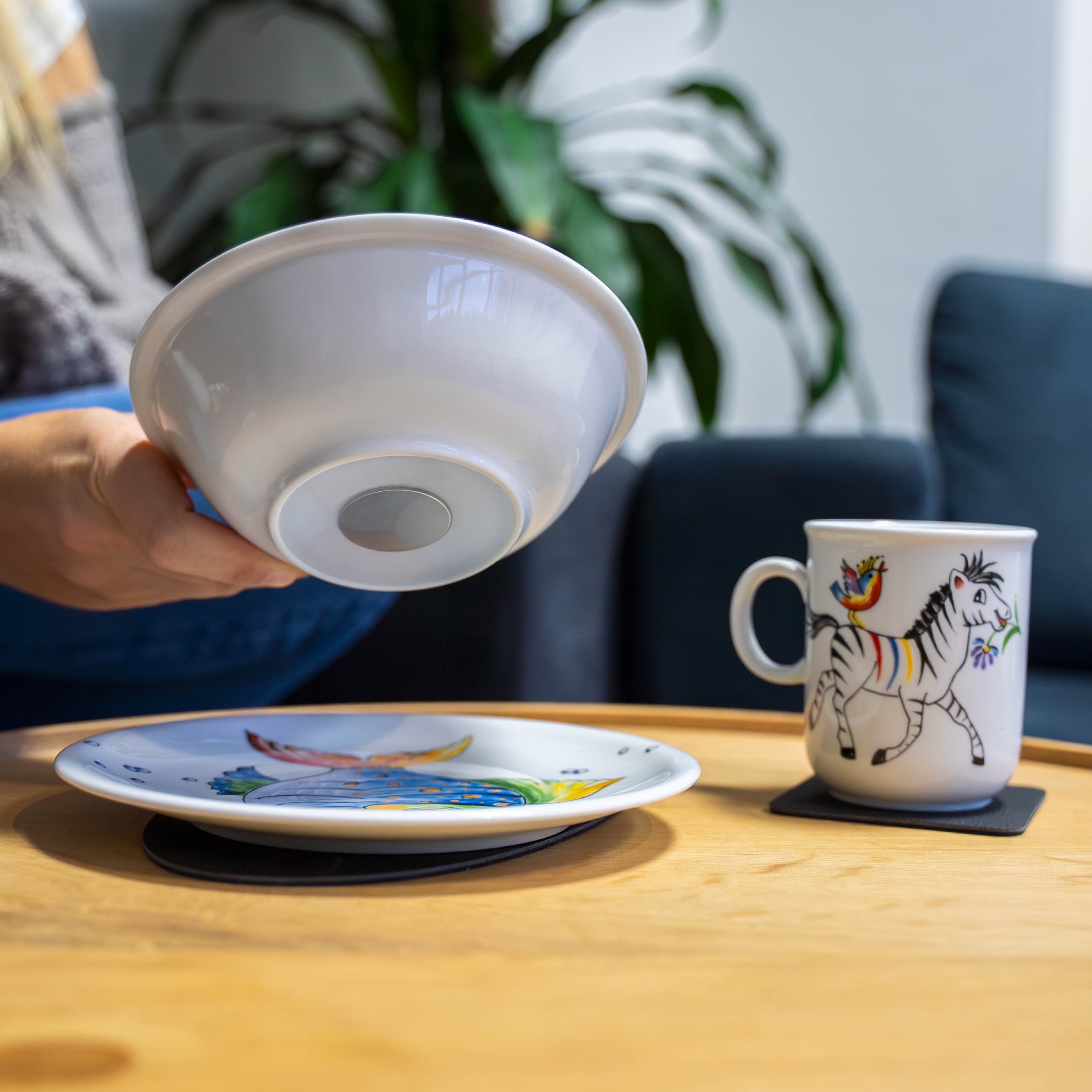 Primer plano de un imán en un cuenco de porcelana