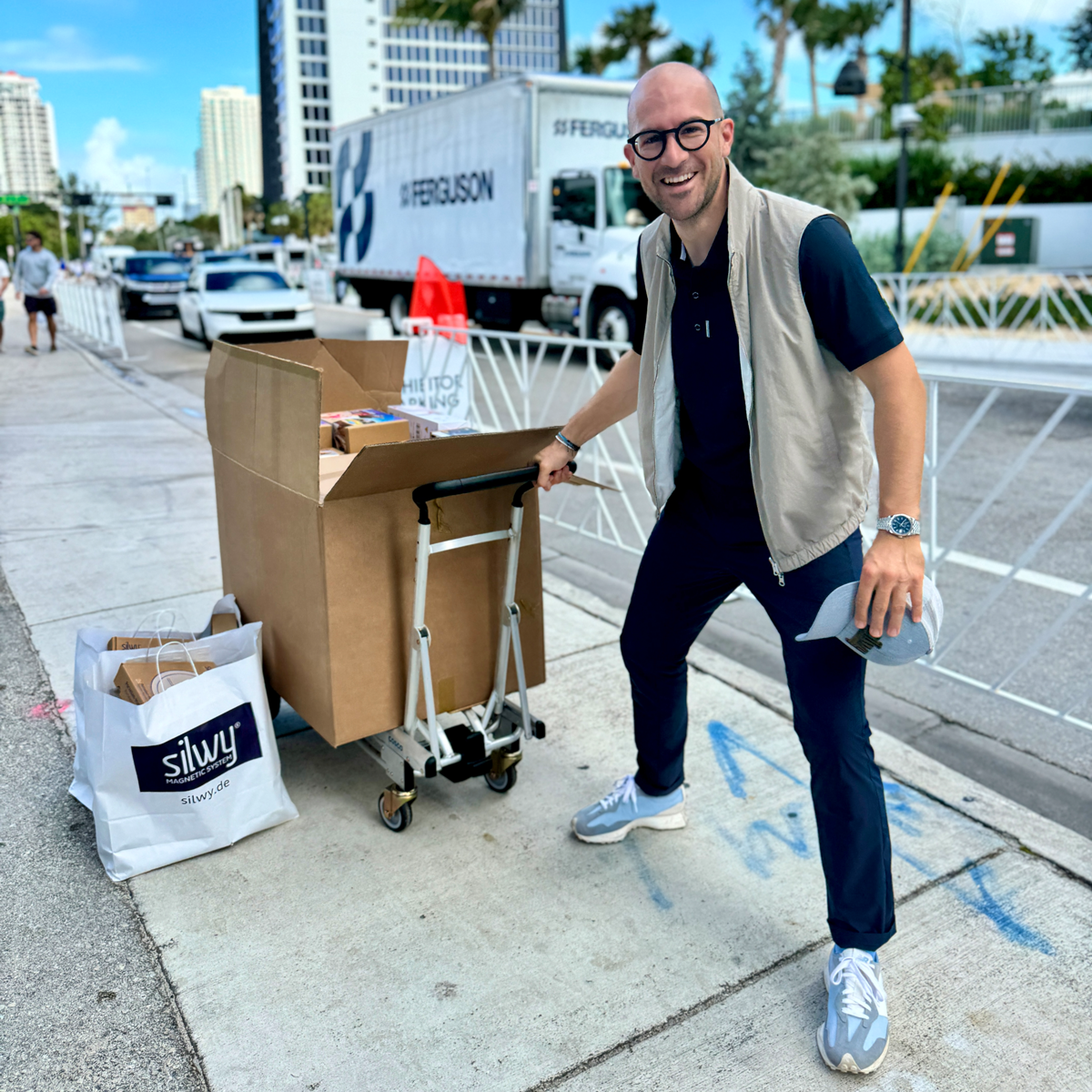 CEO Christoph transportando mercancías