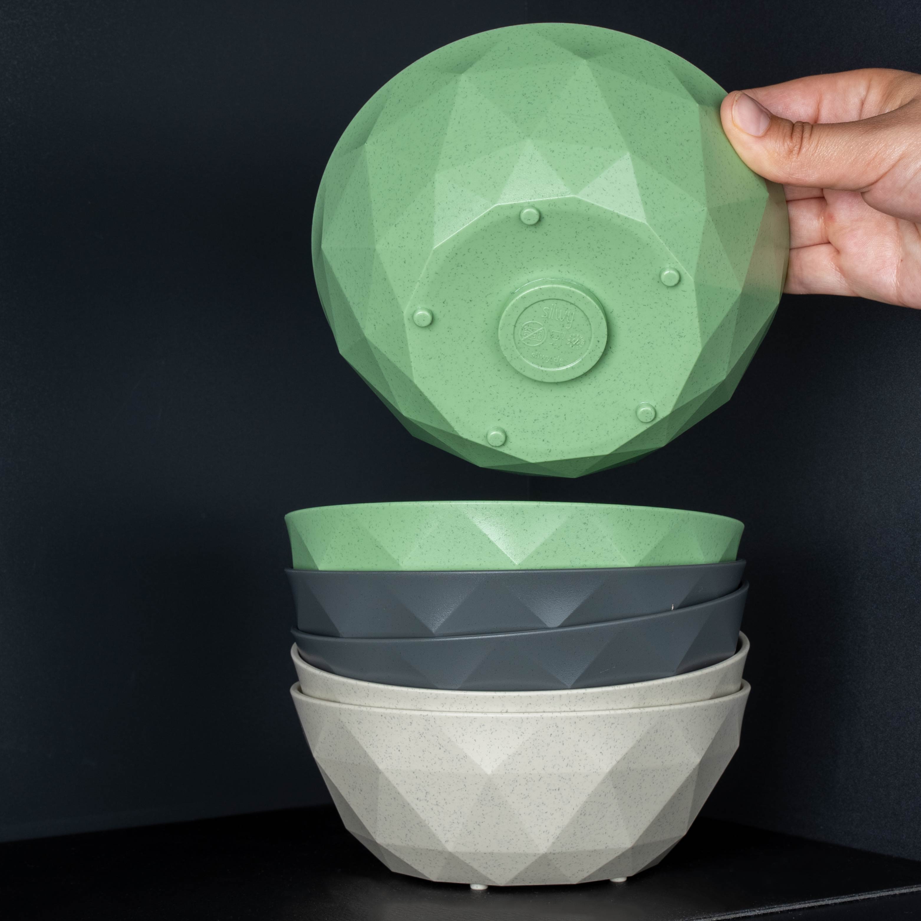 Cuencos de plástico magnéticos en green, beige y grey apilados unos sobre otros 