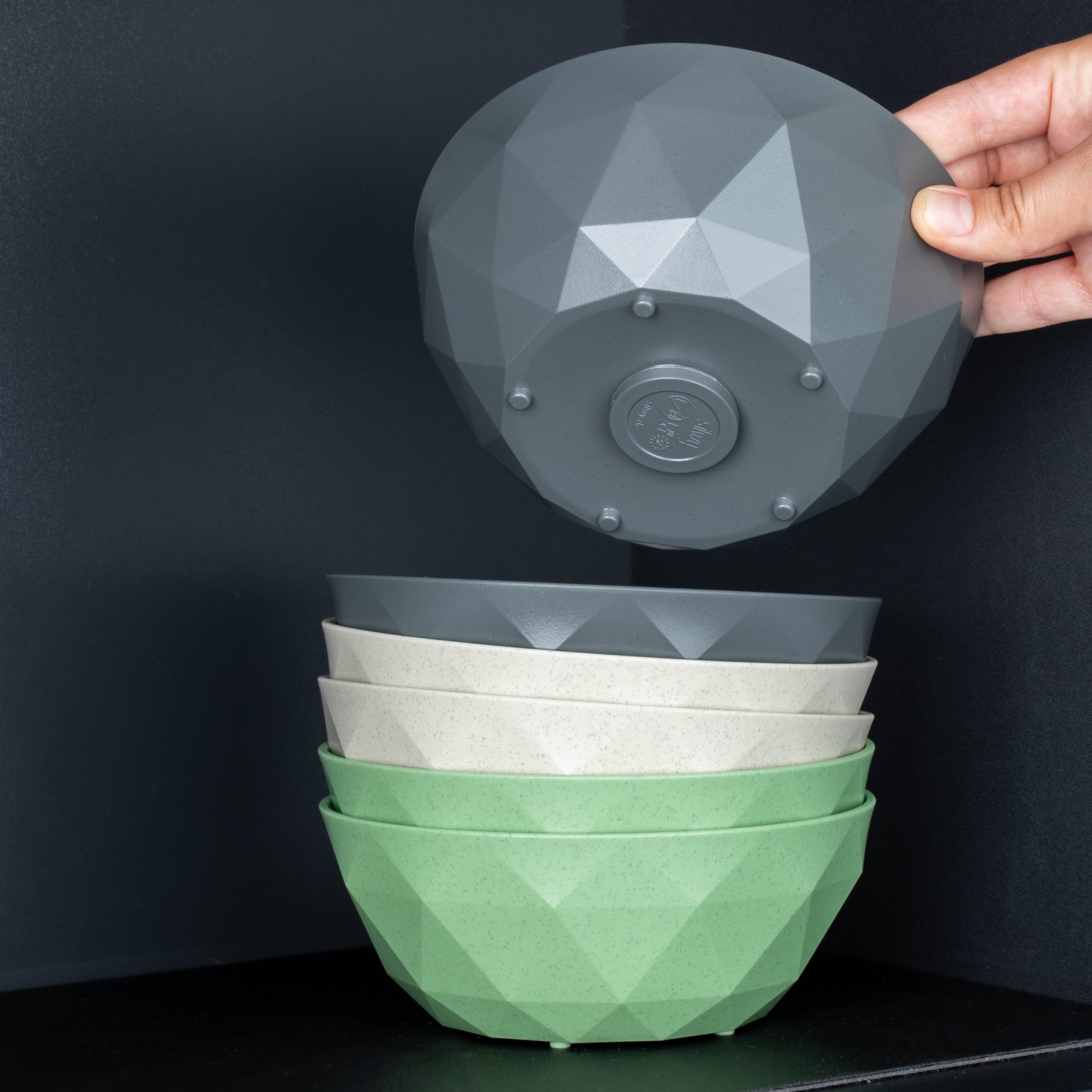 Cuencos de plástico magnéticos en beige, grey y green apilados unos sobre otros 