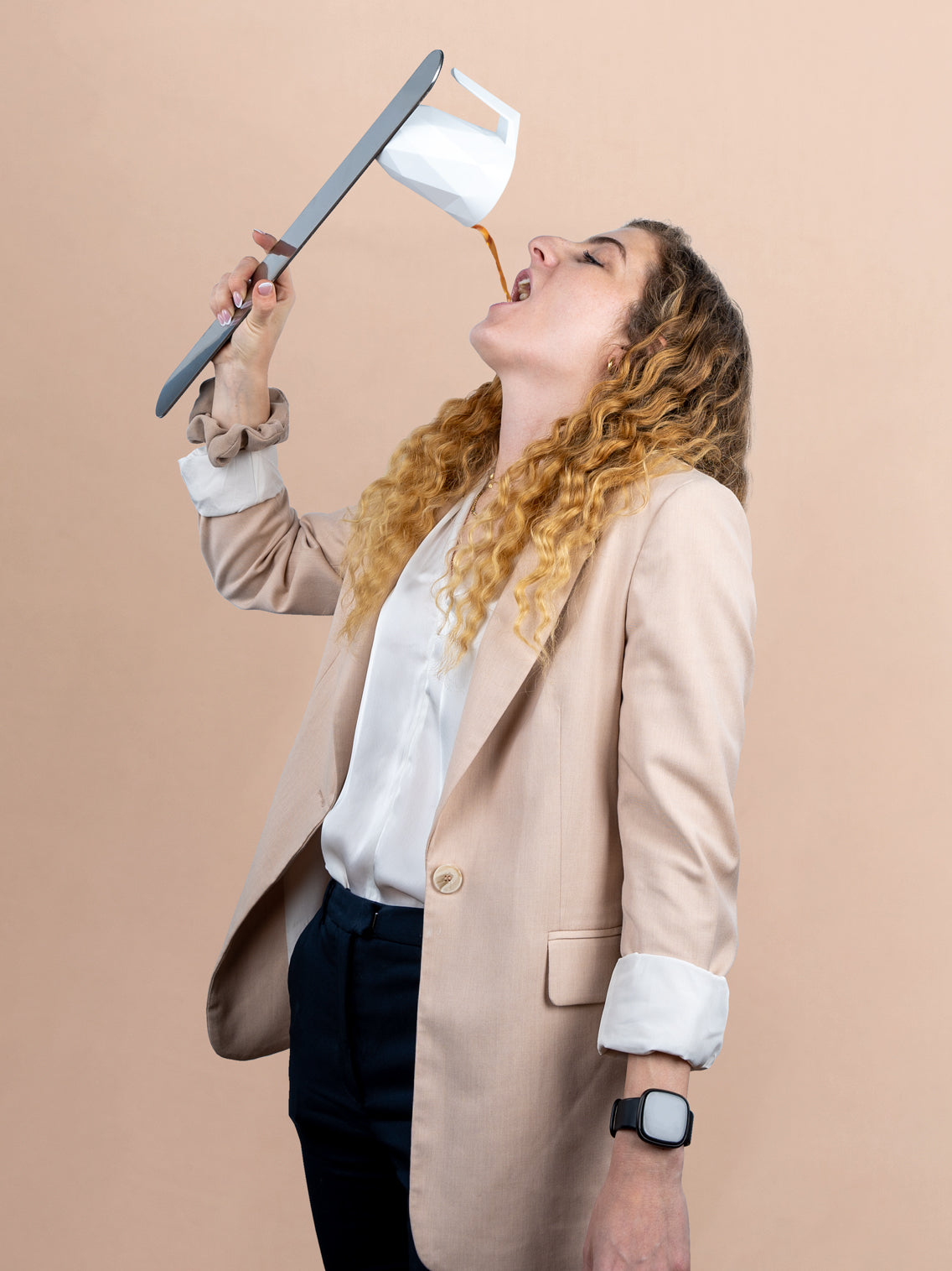 Empleada Lisa con una Tira metálica y un vaso TO-GO de plástico magnético del que bebe 
