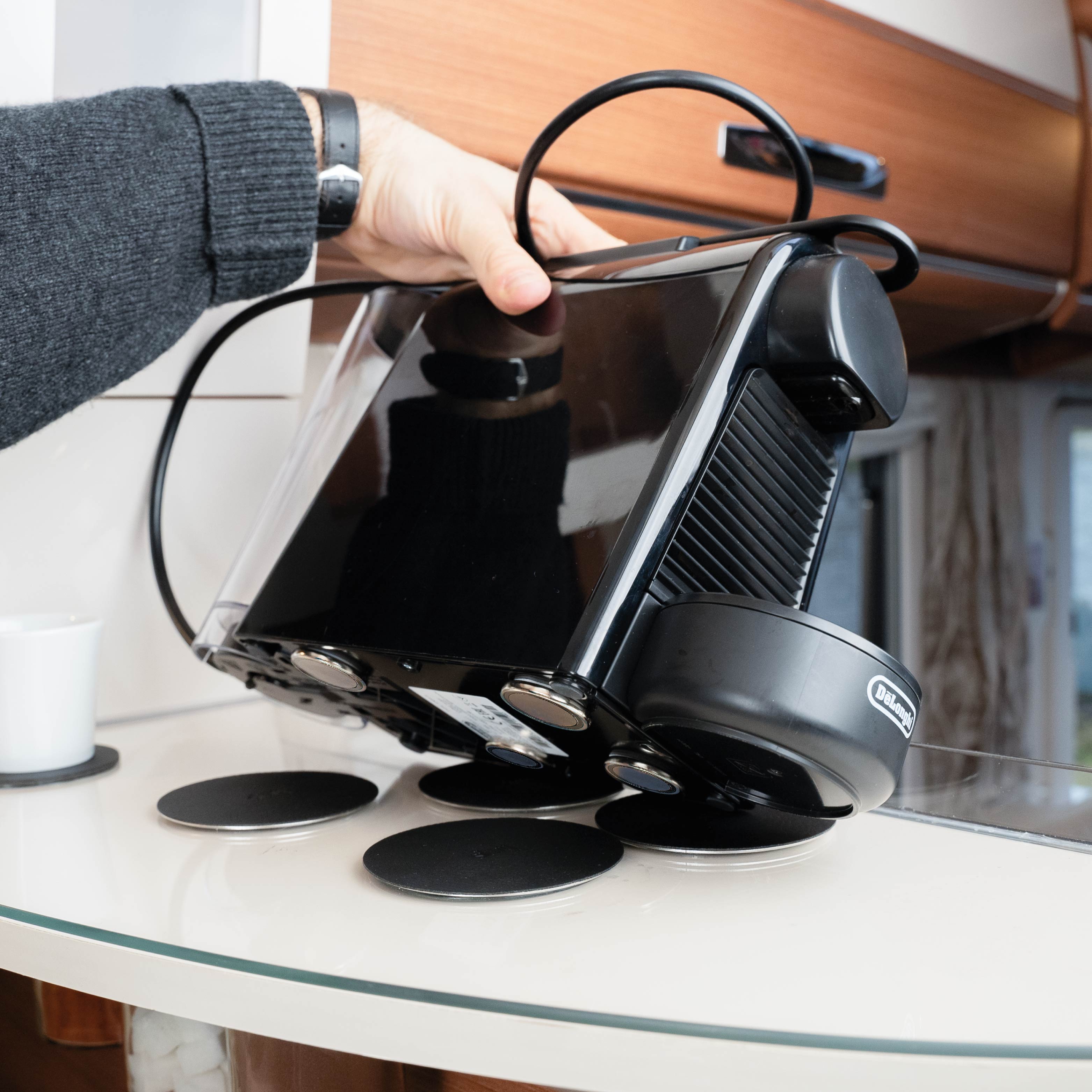 cafetera con imanes blindados se coloca sobre almohadillas 