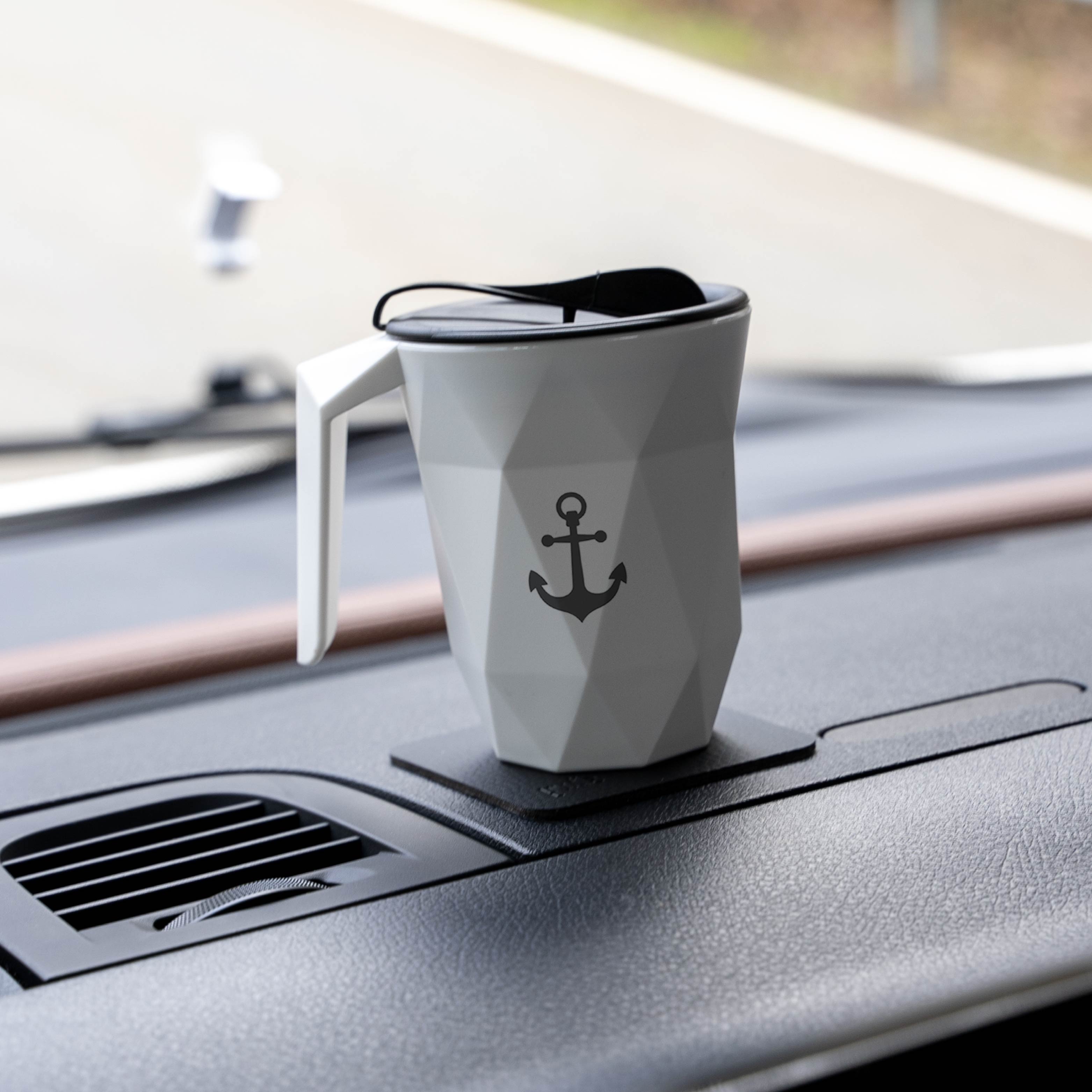 Taza TO-GO de plástico magnética con el símbolo del ancla en una cara y la correspondiente alfombrilla metálica de alfombrilla en el coche 