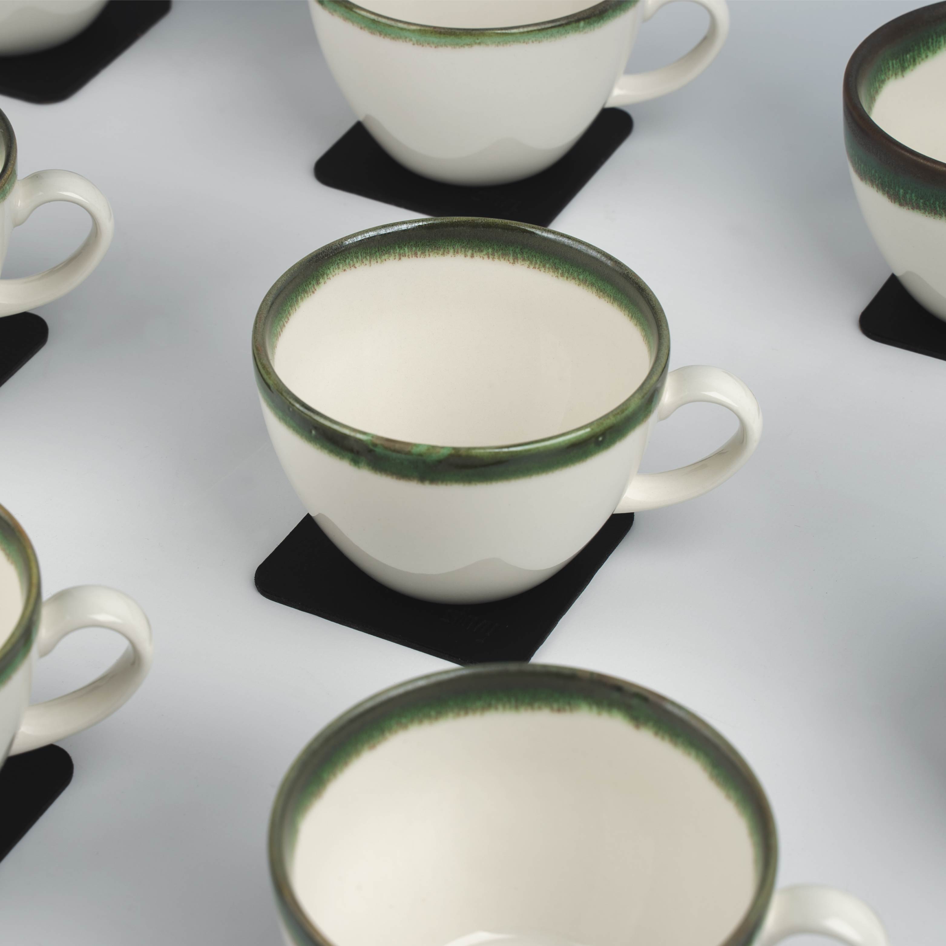 Detalle del borde verde de las tazas pintado a mano