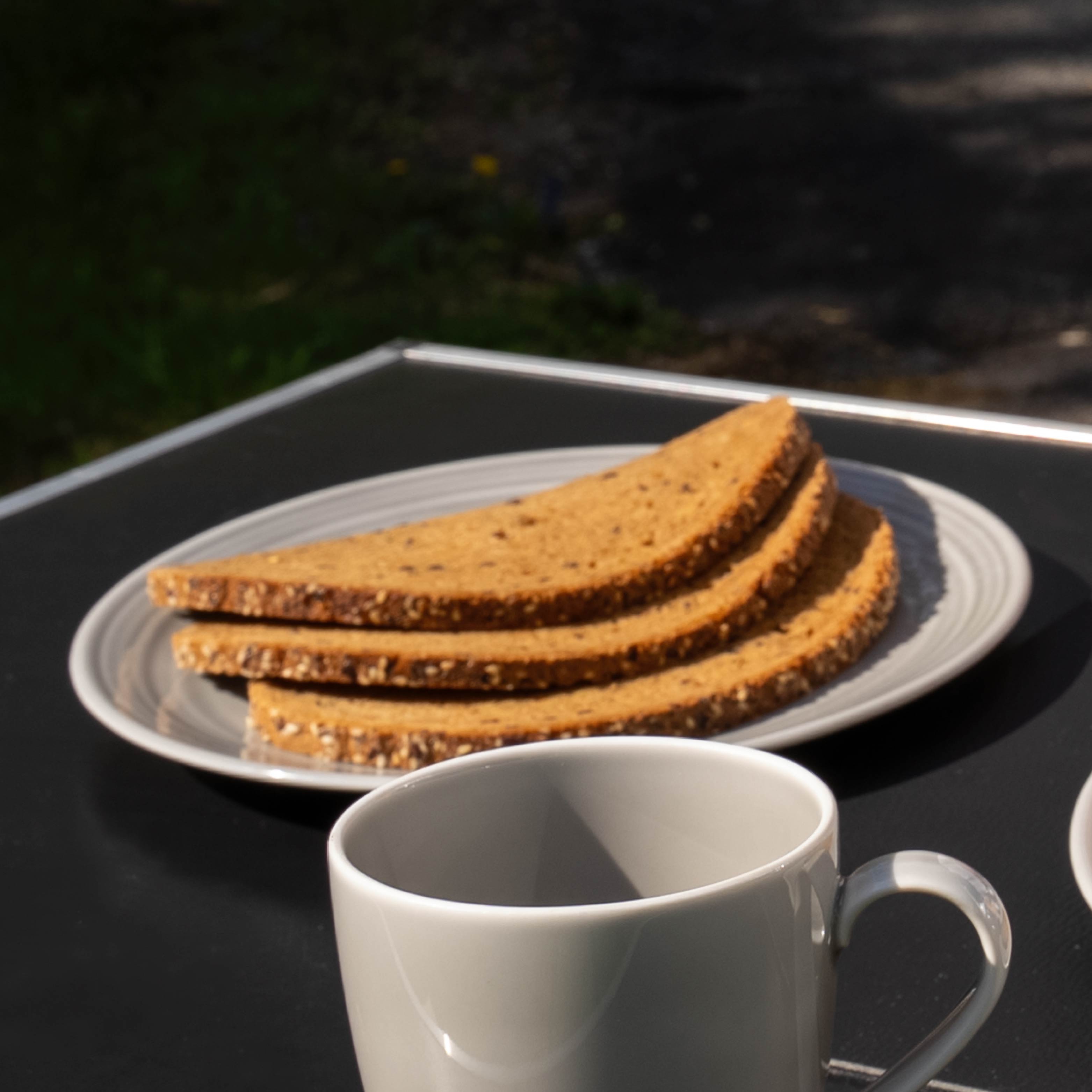 Platos en mesa de camping