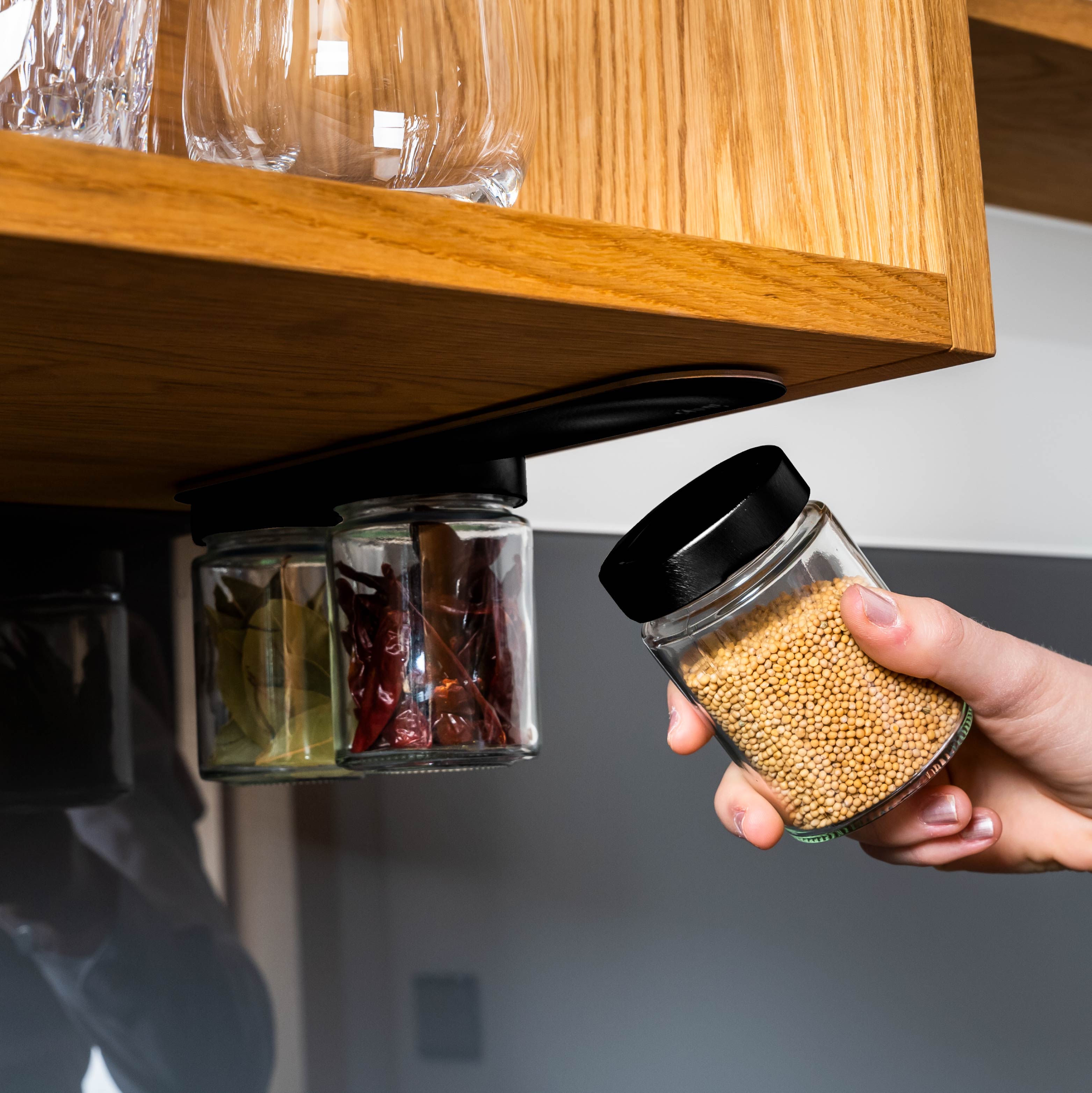 Tarros de delicatessen magnéticos montados sobre Tira metálica en ambiente de cocina 