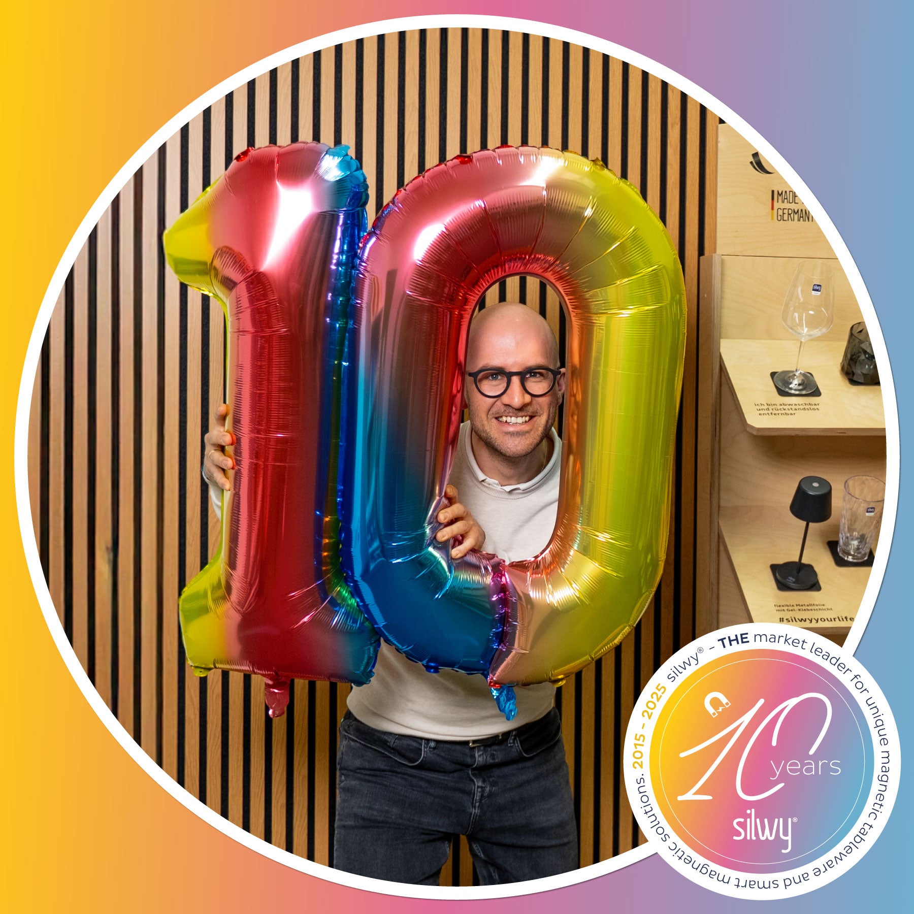 Christoph, Director General, con globos