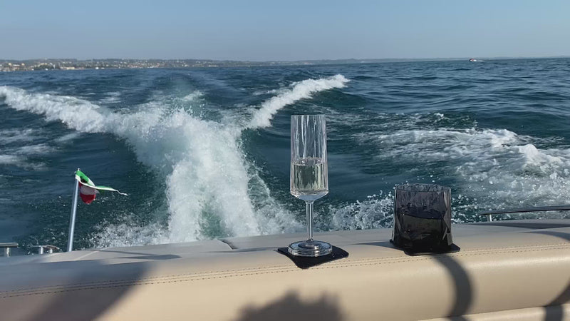 Vasos de plástico fijados con almohadilla en barco durante el viaje