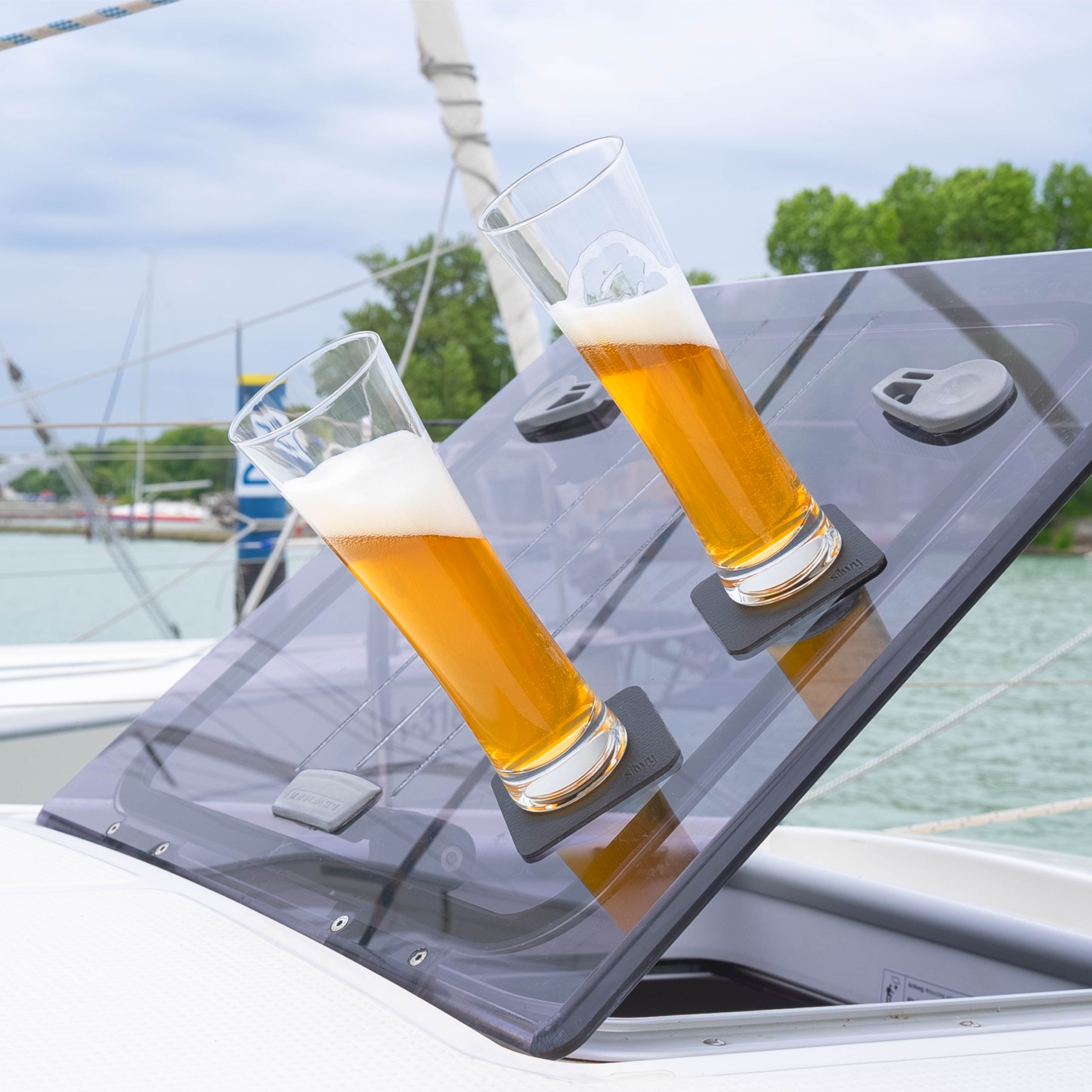 Aimant-VerresVerres en cristal Bière sur pads posée sur un bateau en position inclinée