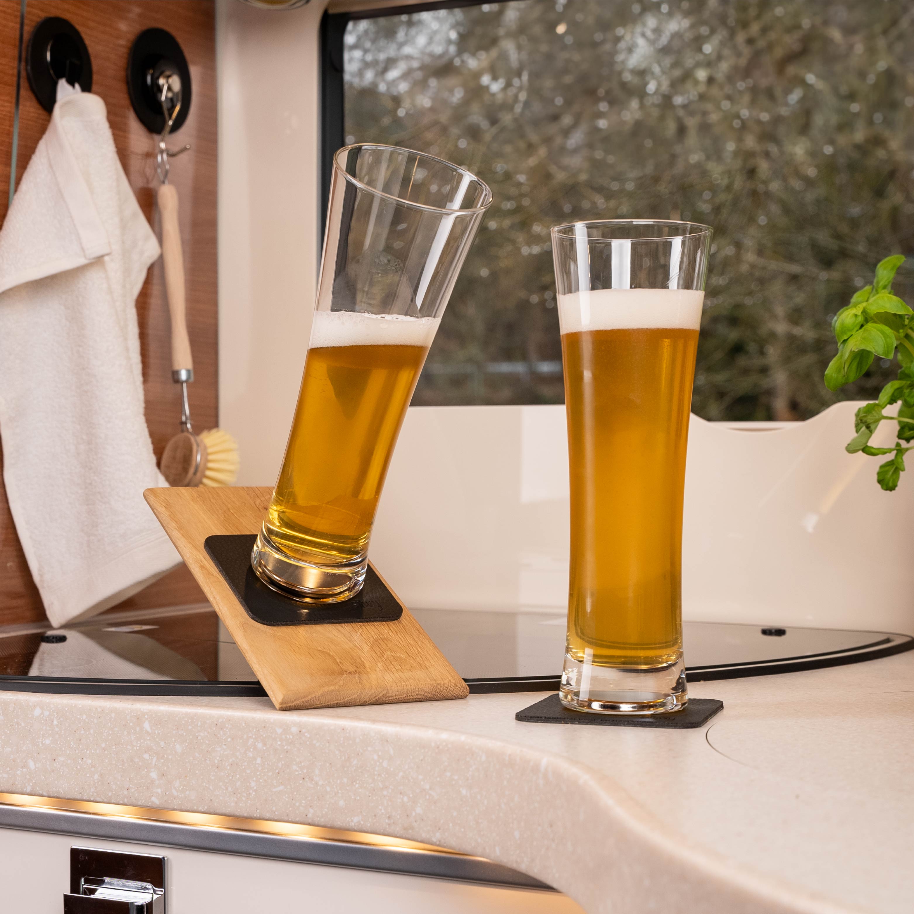 Magnet-VerresVerres en cristal Bière sur pads en position inclinée dans le camping-car