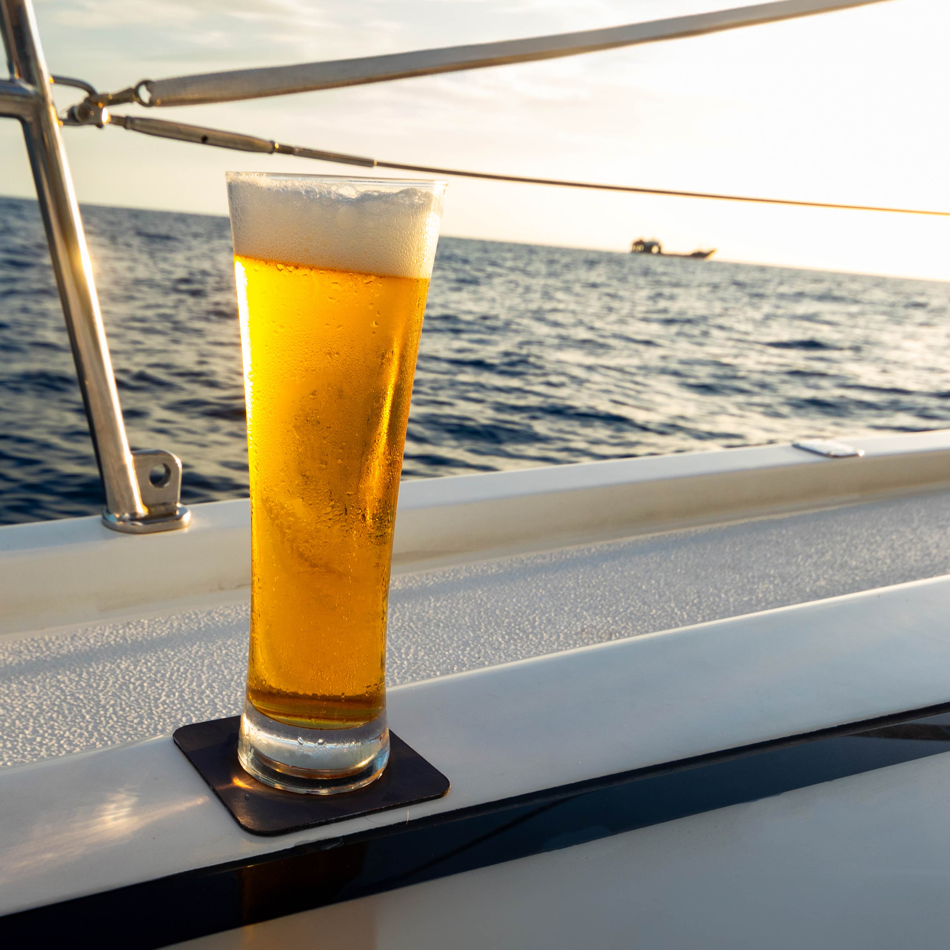 Magnet-VerreVerre en cristal Bière sur pad sur un bateau pendant le trajet