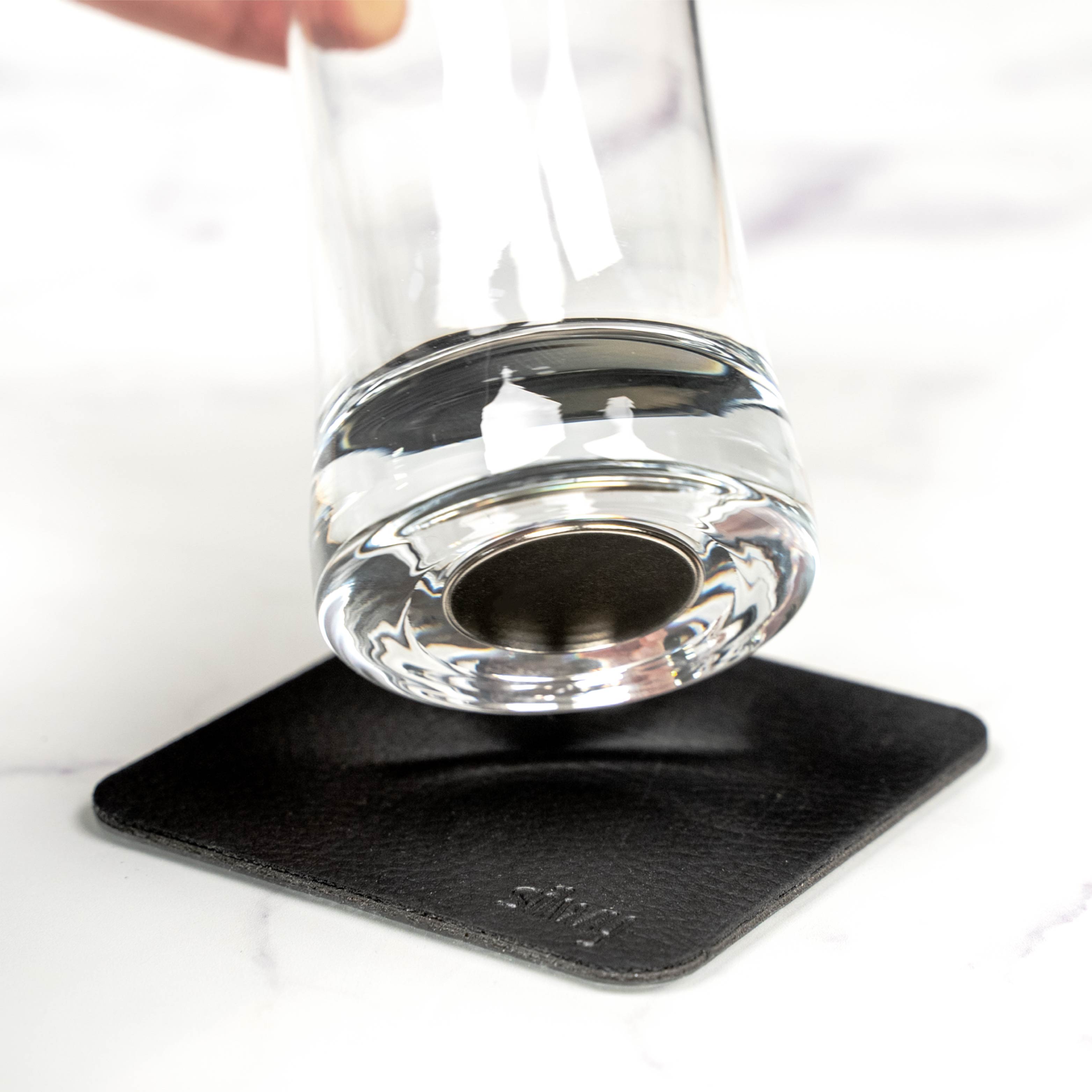 Aimant en gros plan dans le Verre en cristal