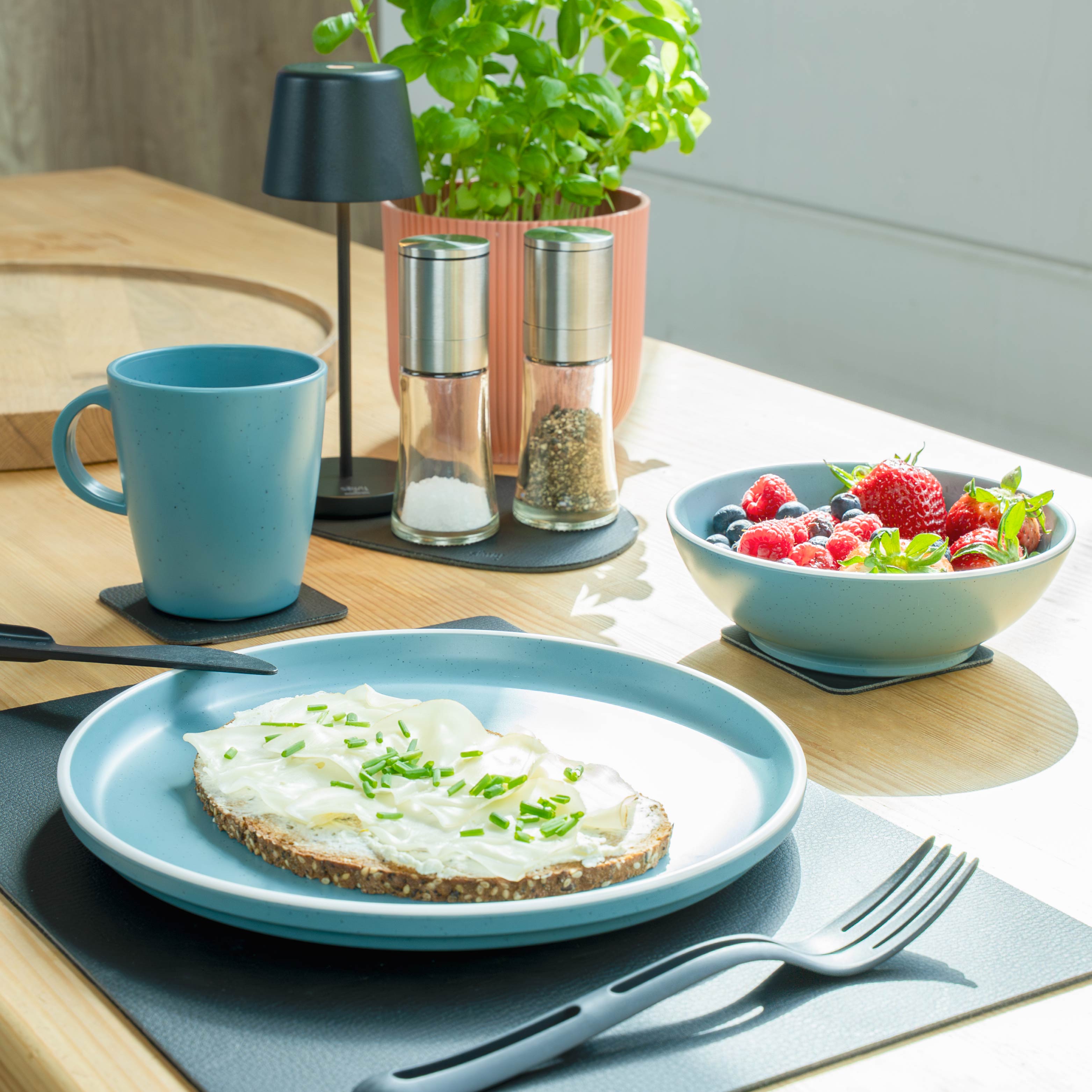 Vaisselle en plastique magnétique blue table de cuisine