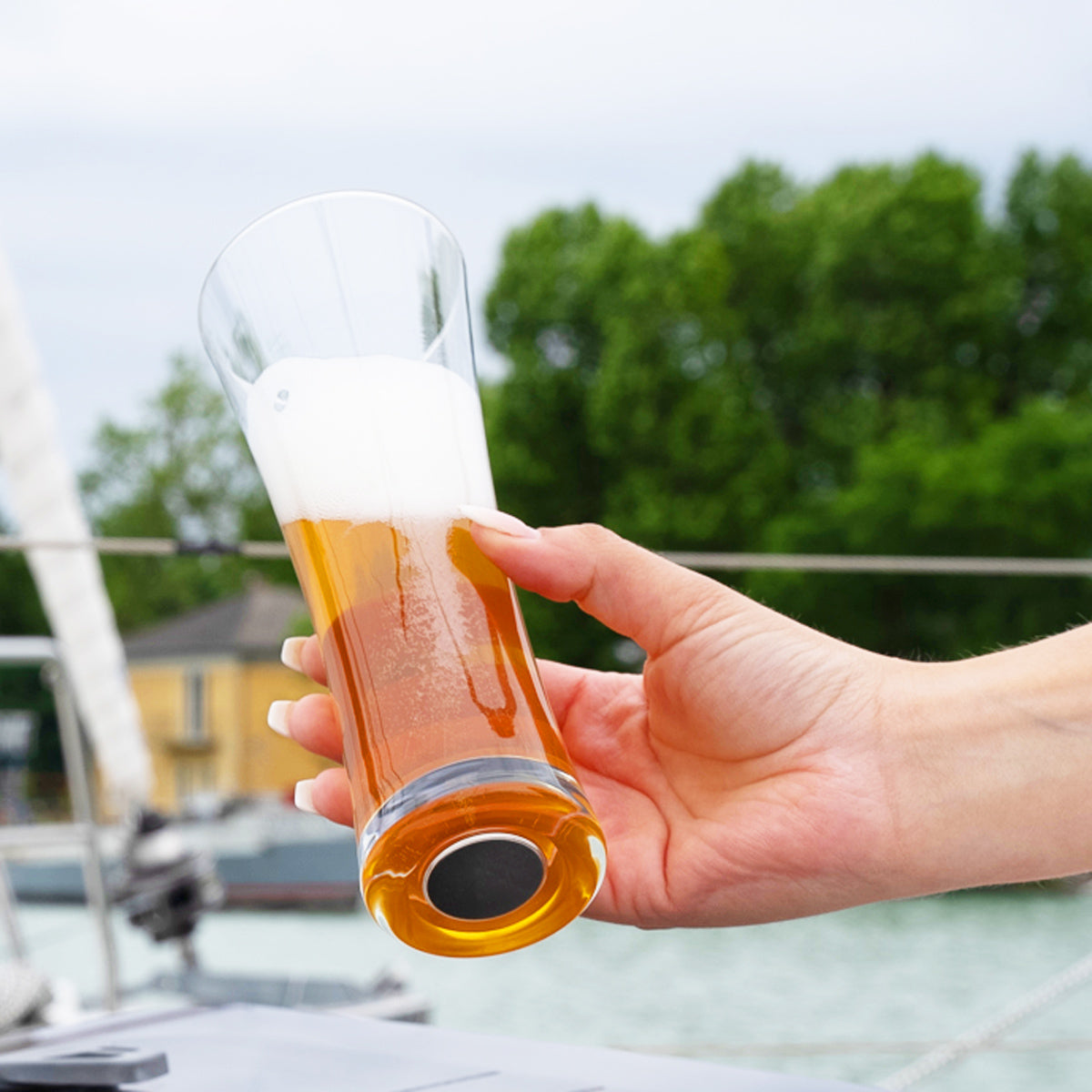 Magnet-VerreVerre en cristal Bière remplie de bière tenue en l'air 