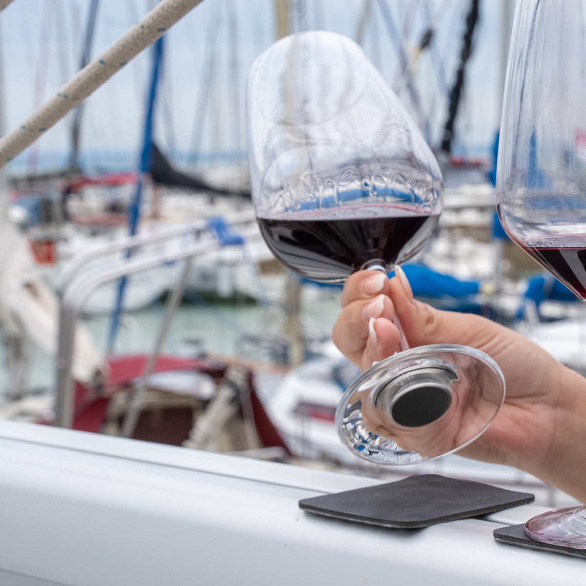Gros plan sur un aimant dans le fond en verre
