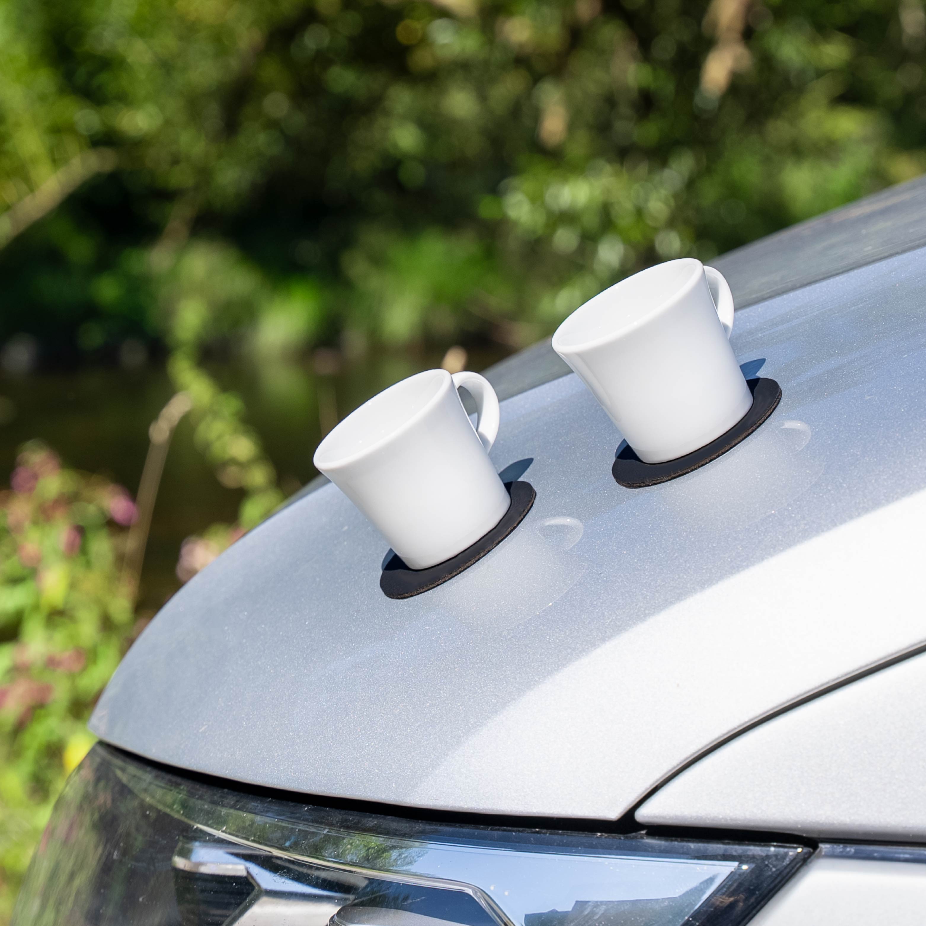 Des tasses à espresso magnétiques en porcelaine sont fixées par un capot métallique