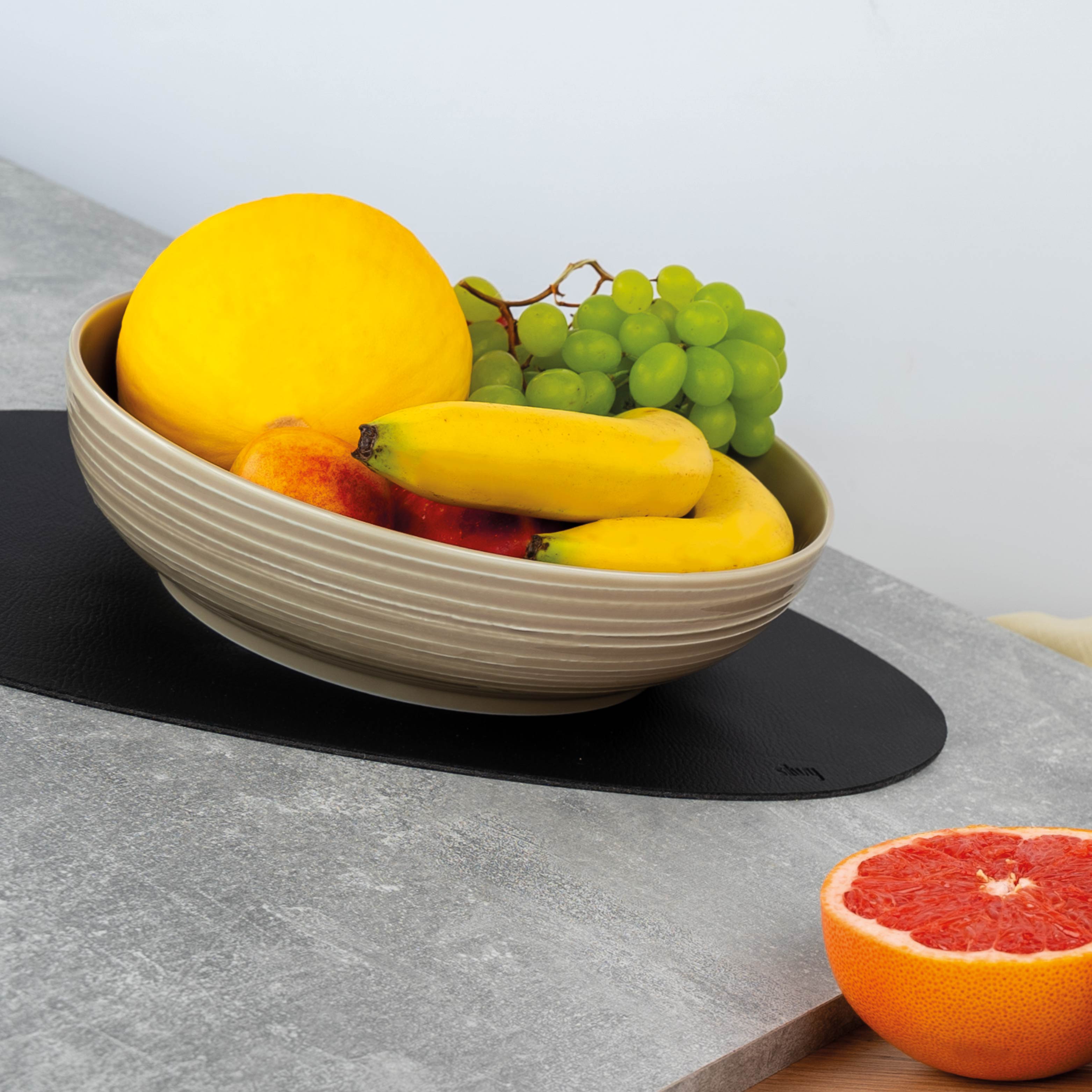 le Food-Bowl magnétique est fixé en position inclinée par un set de placement