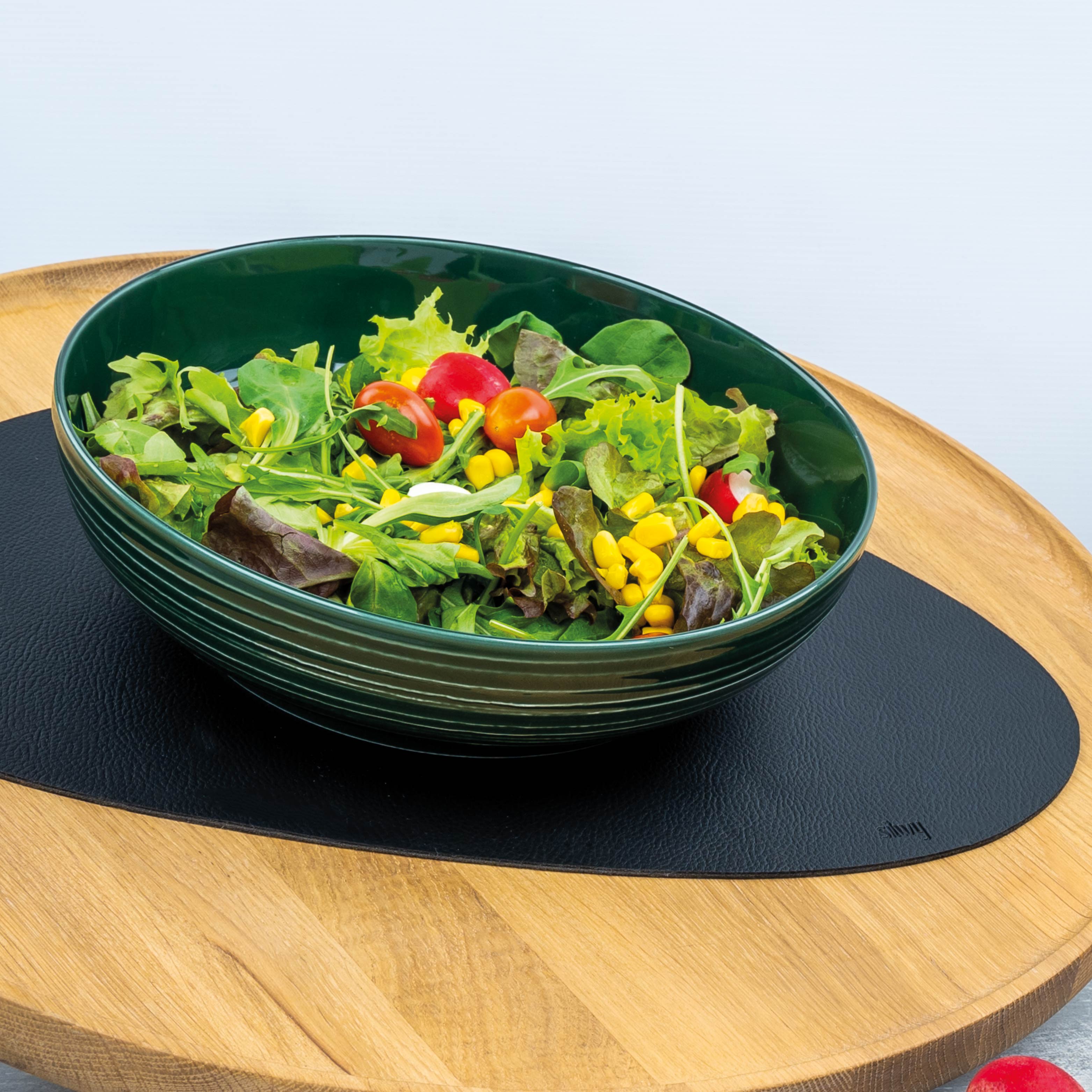 Bowsl Green magnétique en porcelaine rempli de salade sur un tapis métallique 