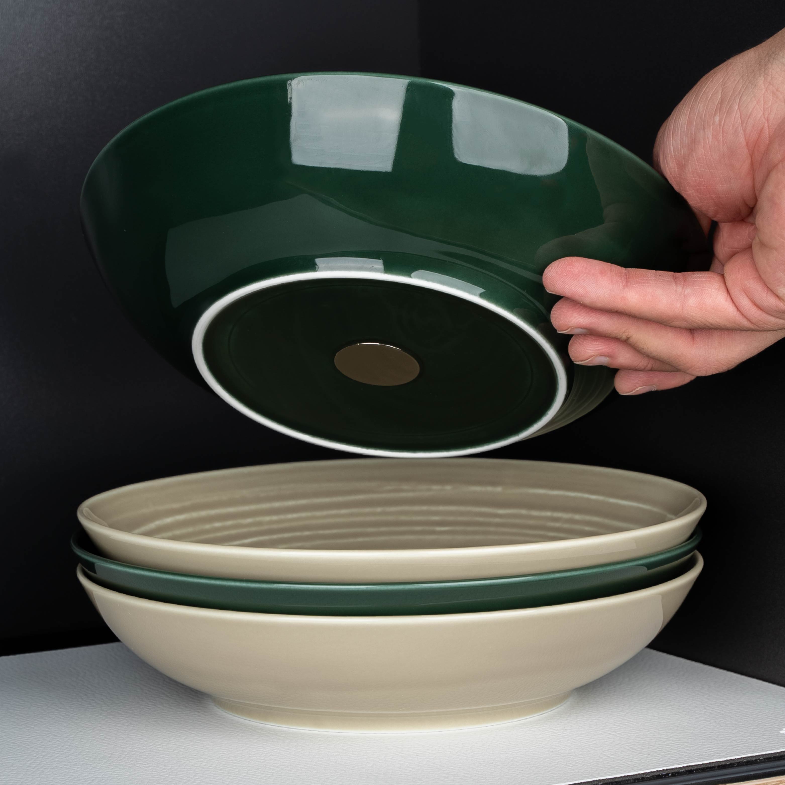 Food-Bowls en porcelaine Ash et Green empilés les uns sur les autres sur une étagère avec un aimant intégré dans le fond 